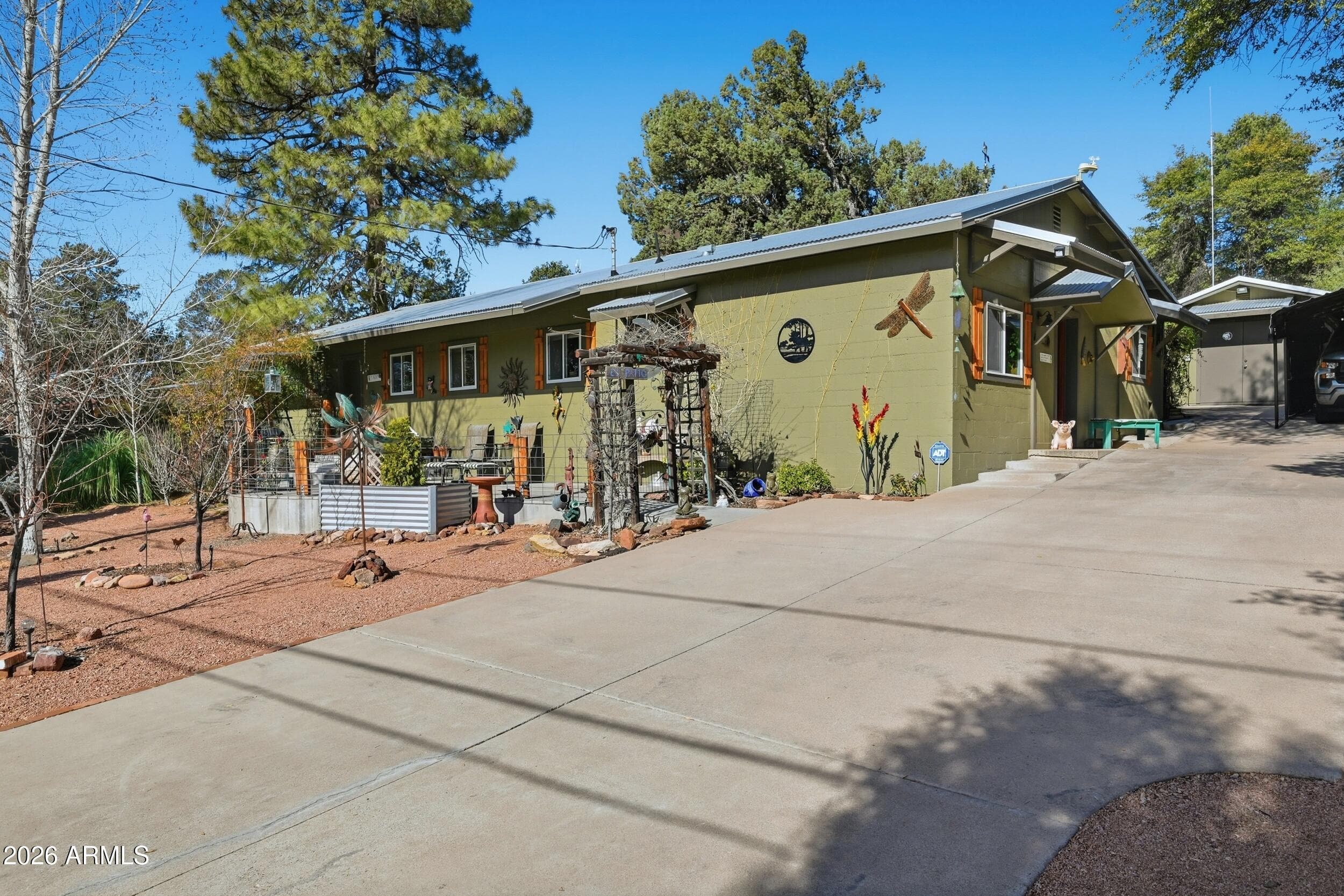 606 E Luke Dr — photo 2