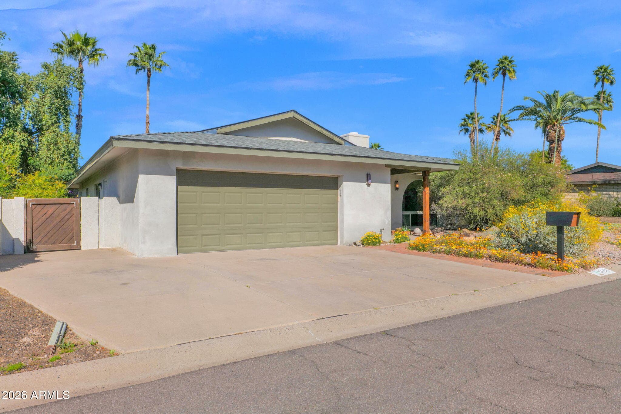 2818 E Calaveros Dr — photo 2