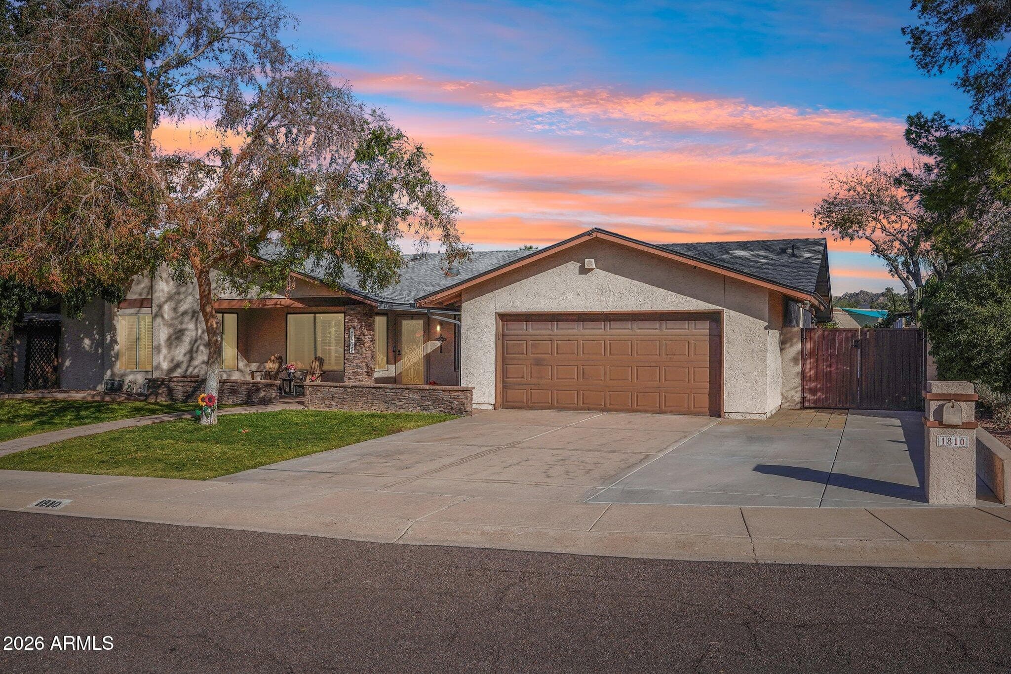 1810 E Harmont Dr — photo 2