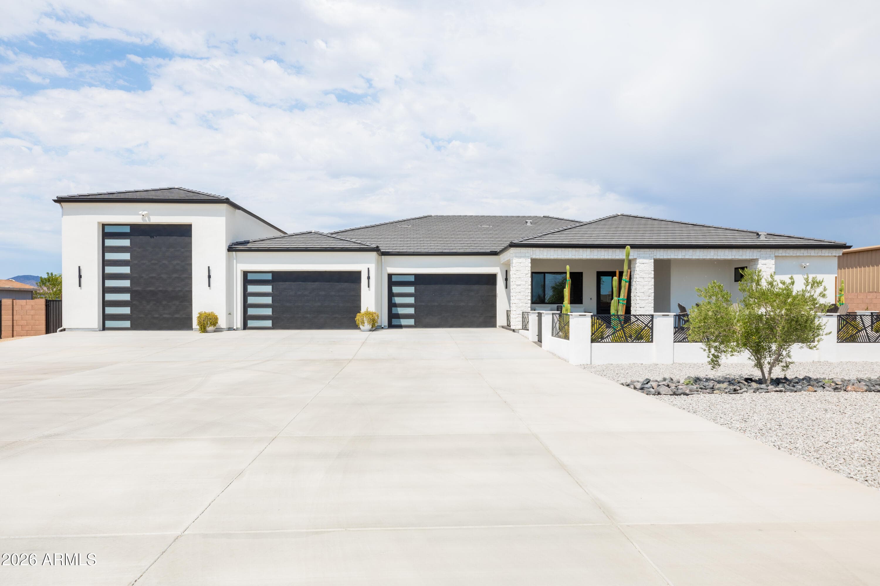 1658 E New River Rd — photo 1