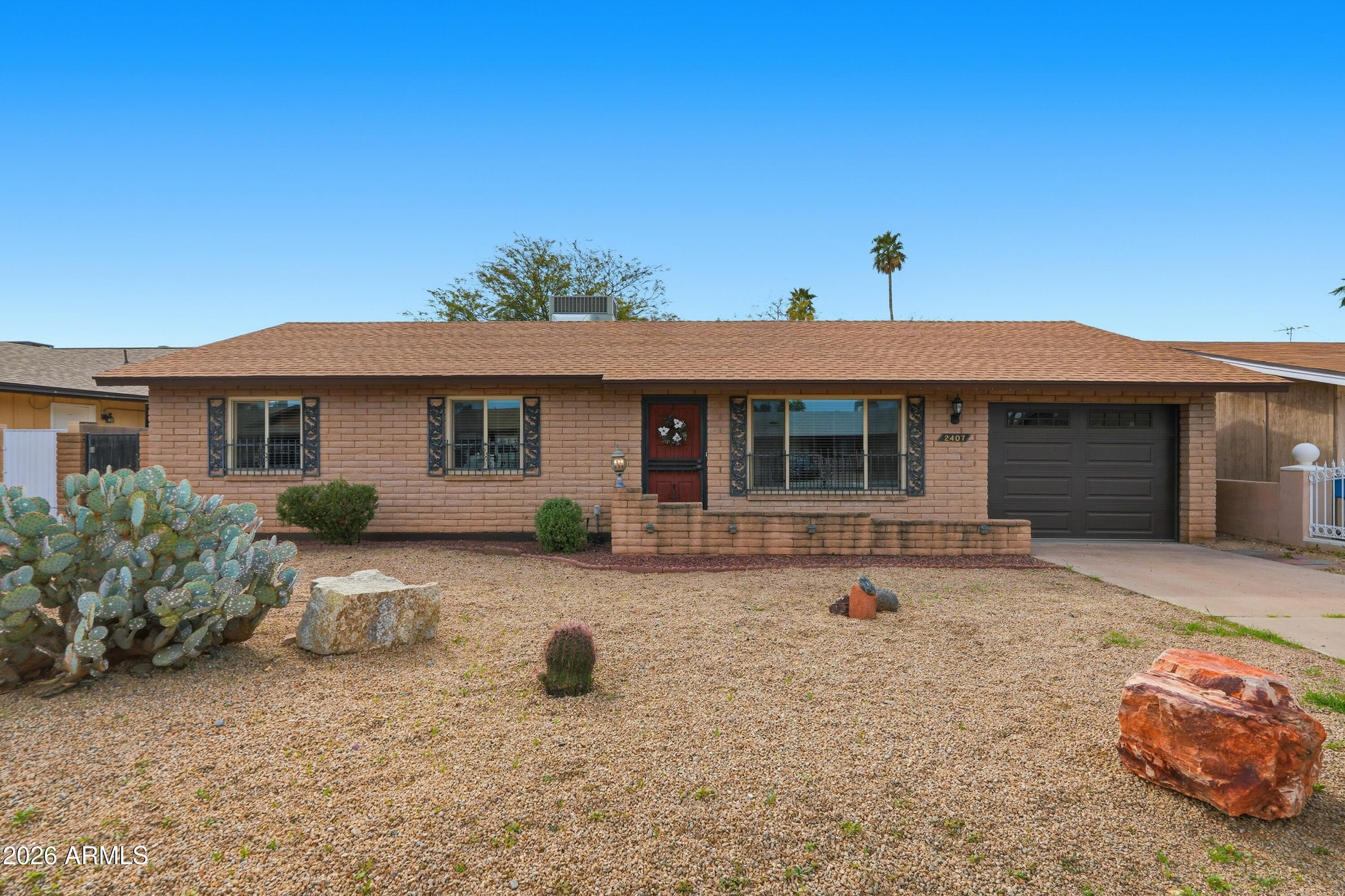 2407 W Laurel Ln — photo 1