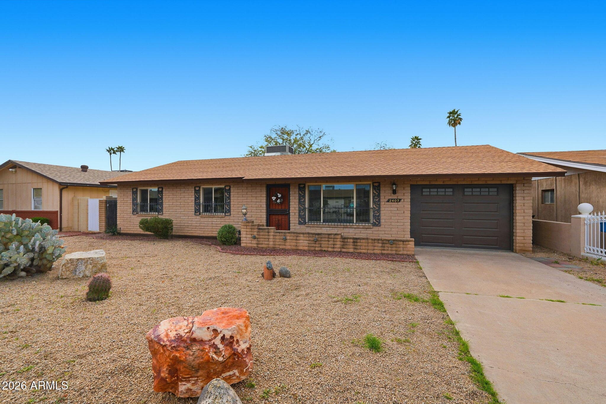 2407 W Laurel Ln — photo 2