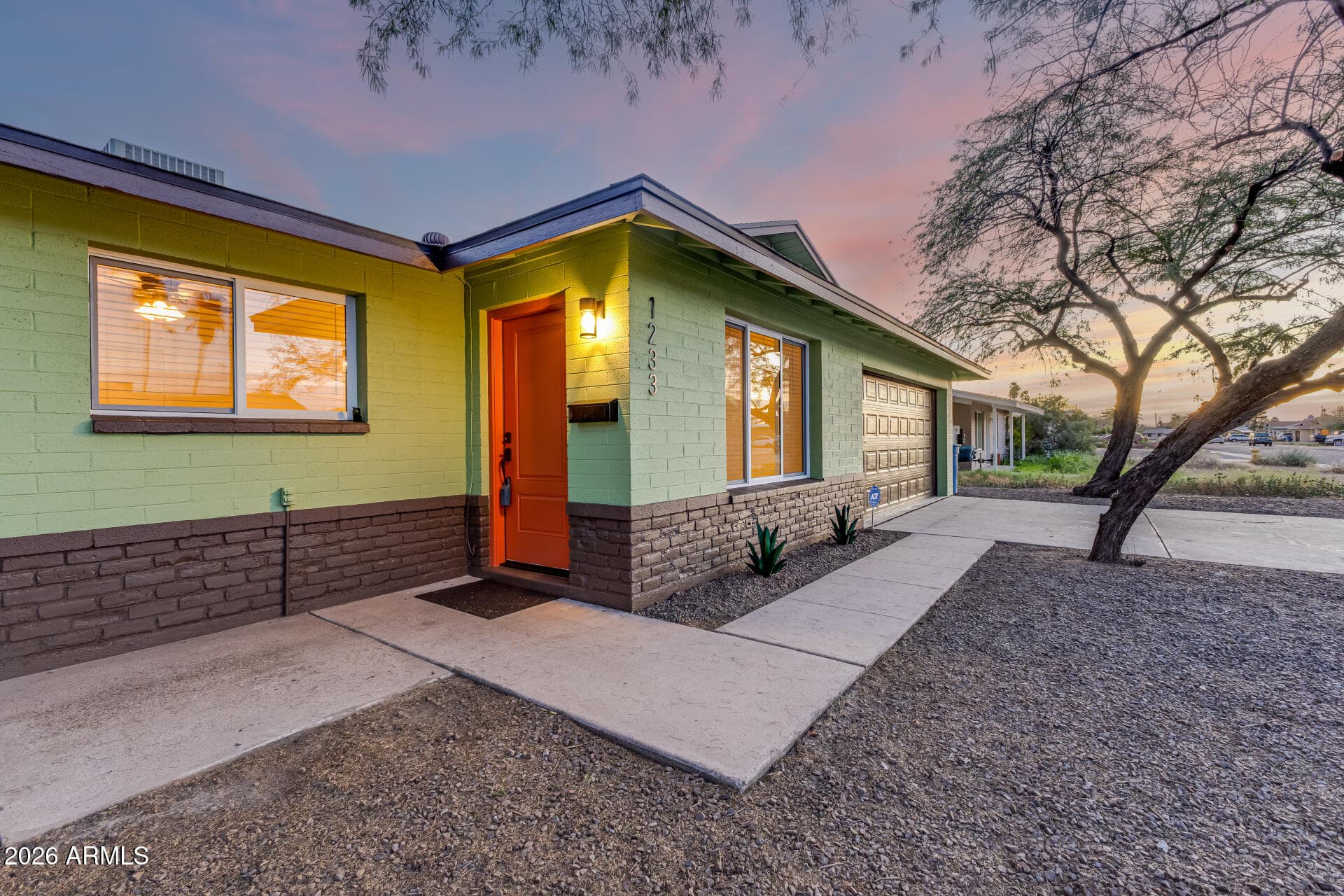 1233 E Broadmor Dr — photo 1