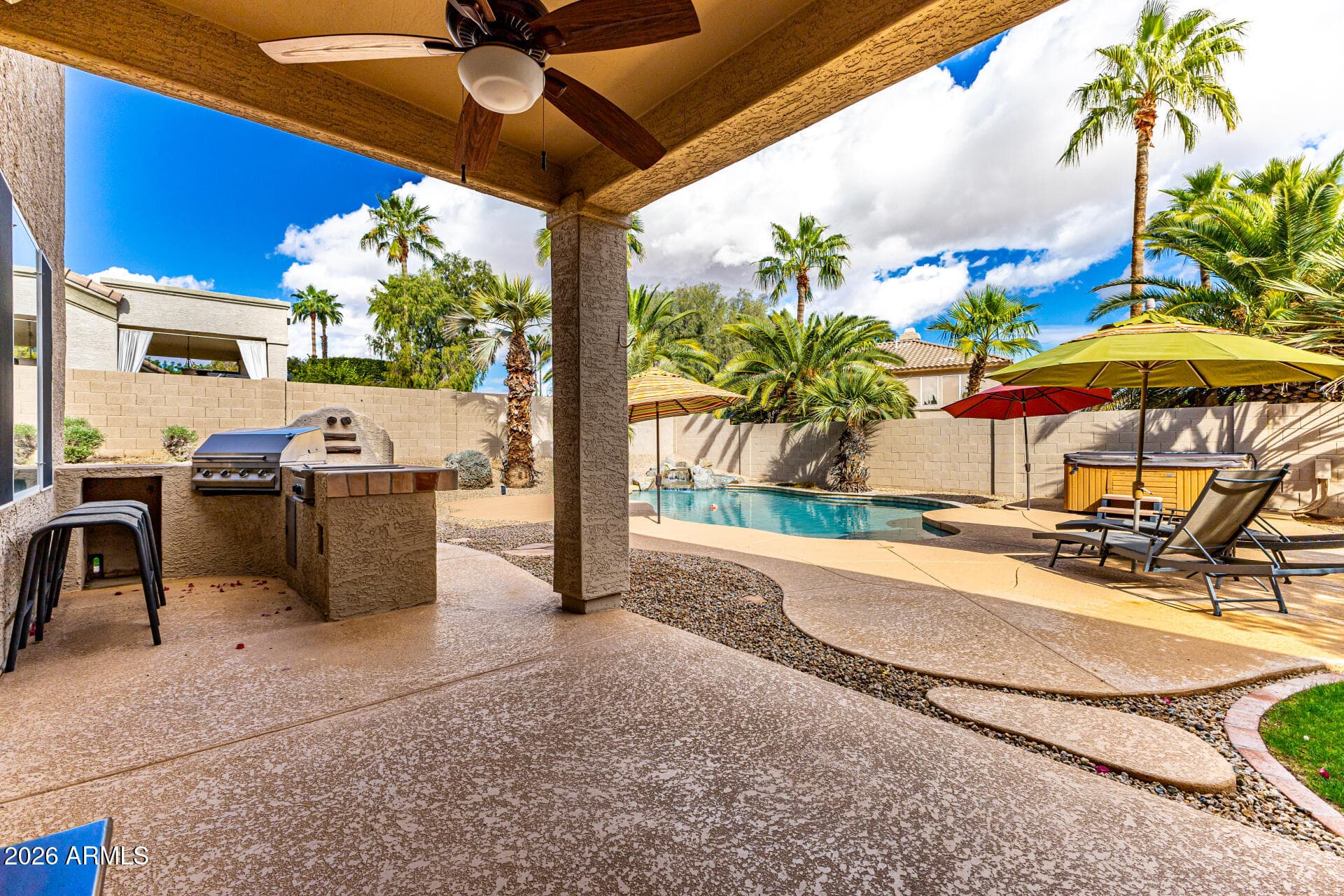 960 W Myrtle Dr — photo 2
