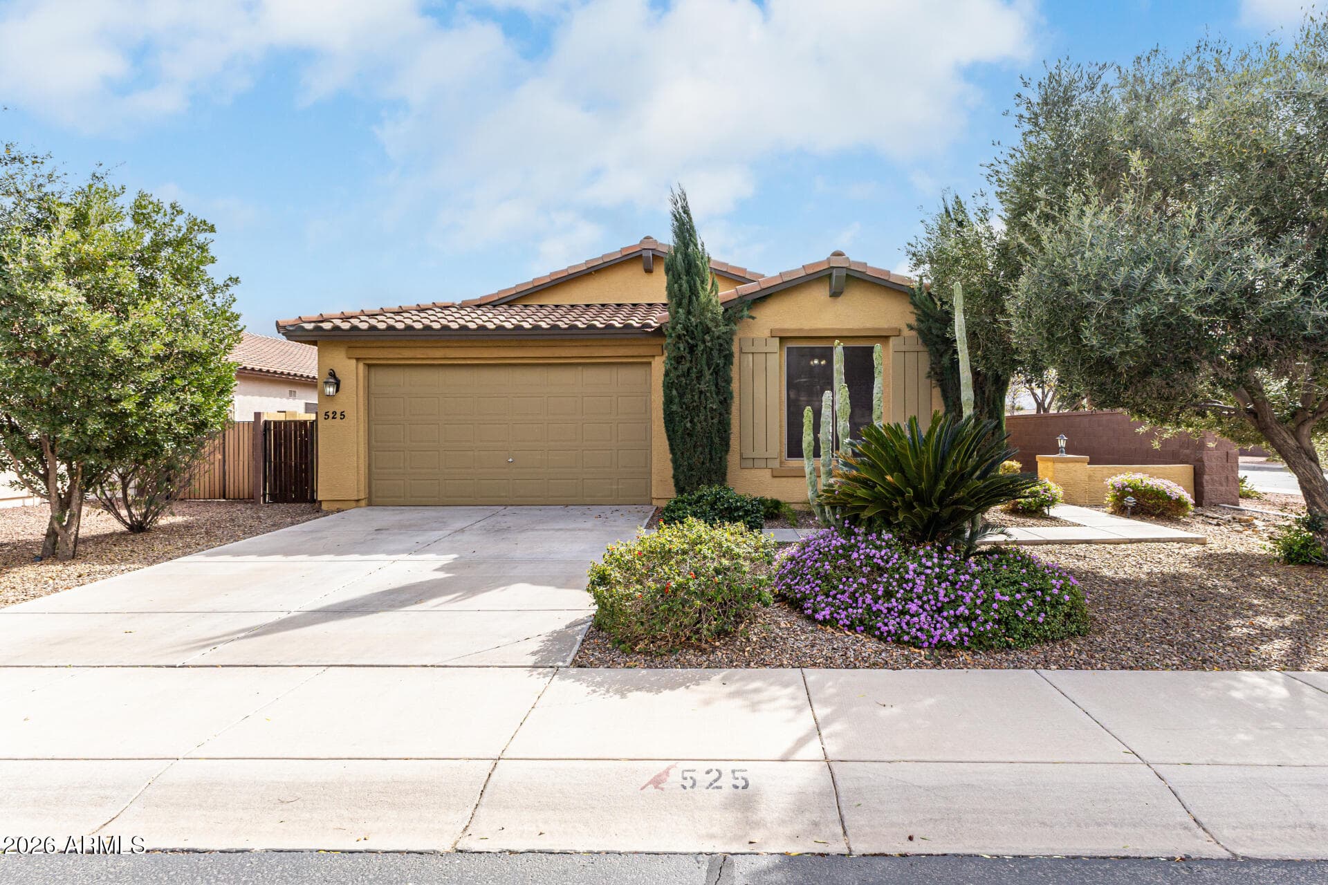 525 W Reeves Ave — photo 1