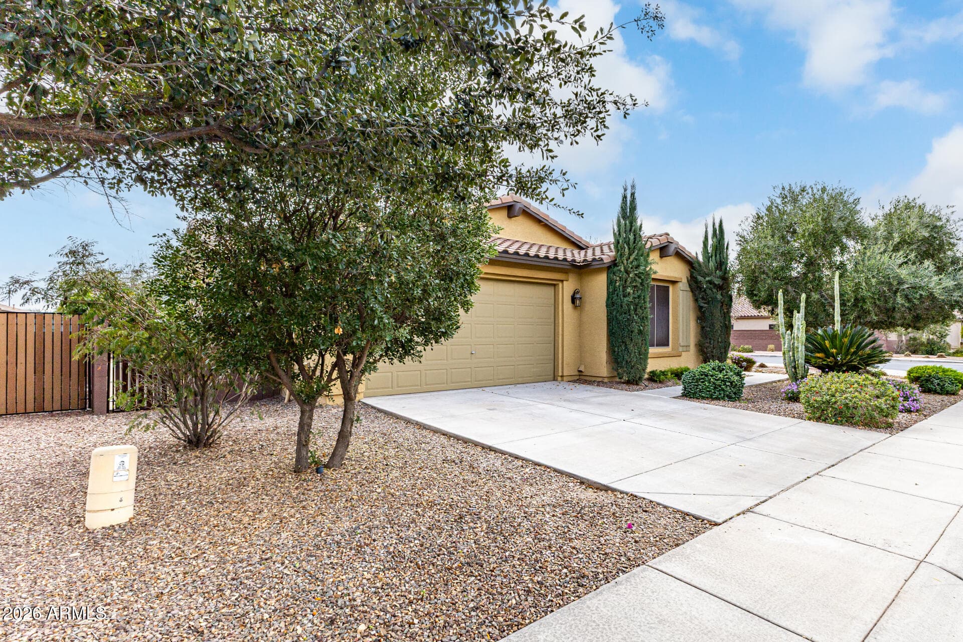 525 W Reeves Ave — photo 2