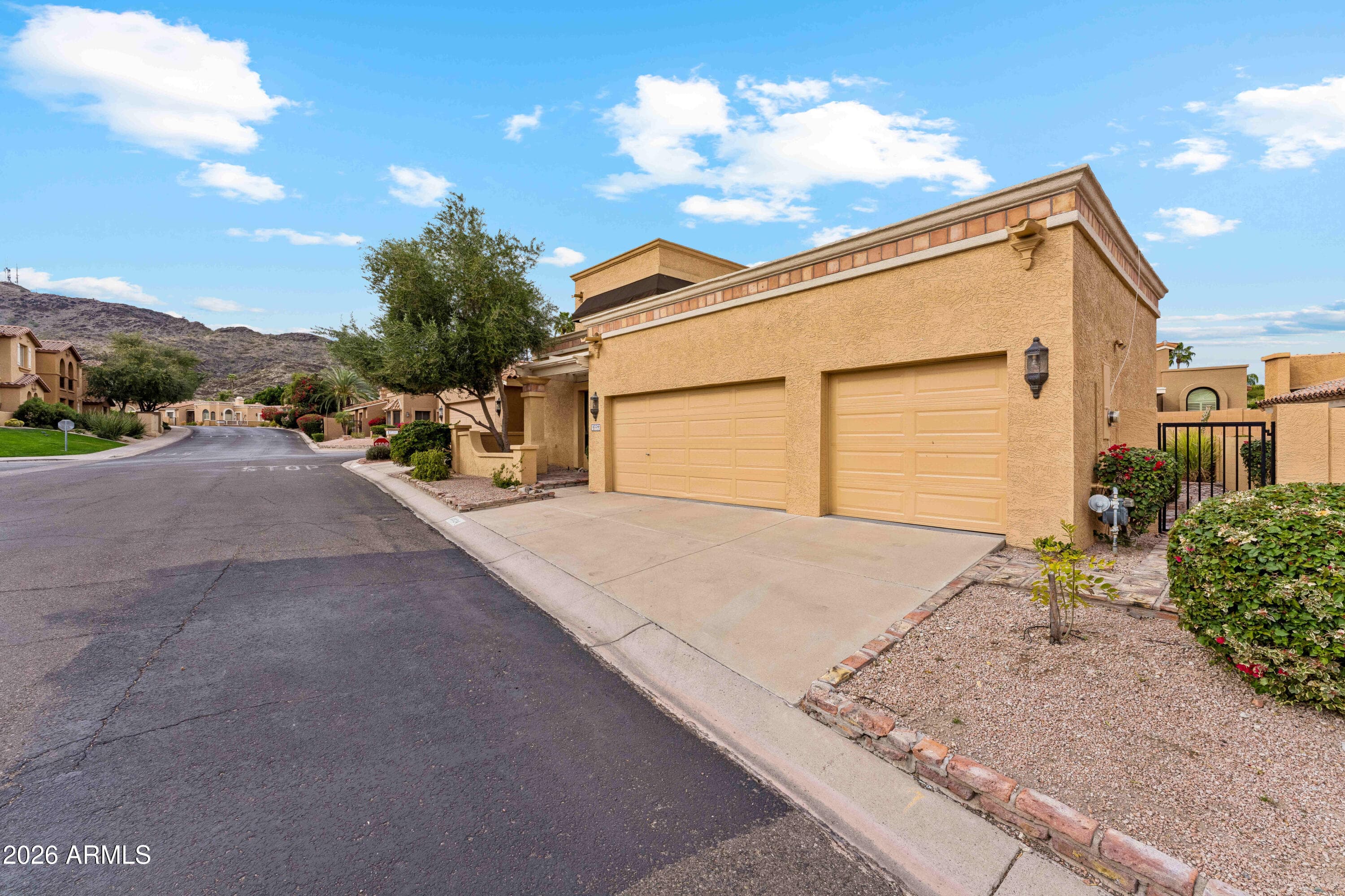 1024 E Sahuaro Dr — photo 2