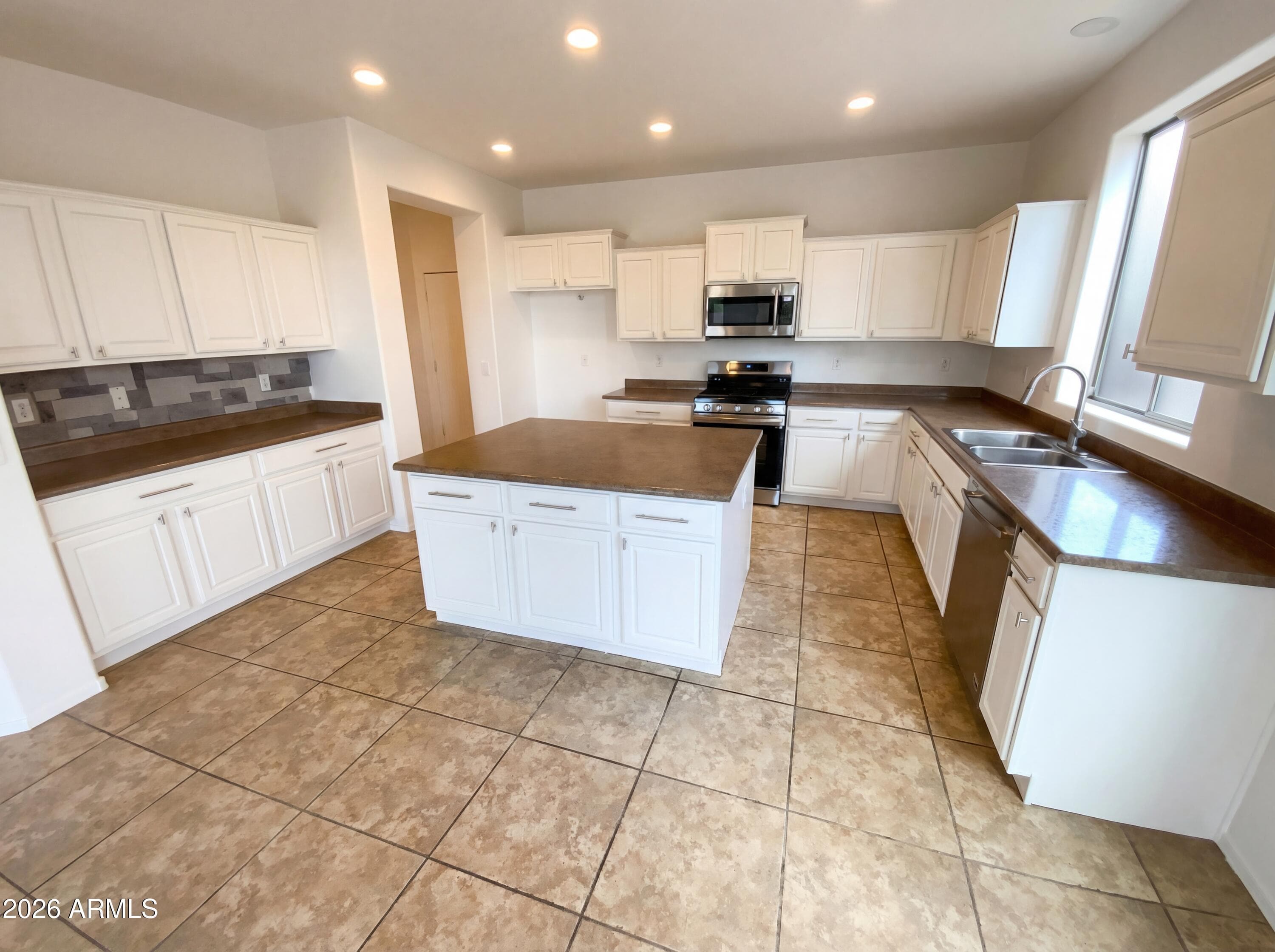 18133 W Golden Ln — photo 2
