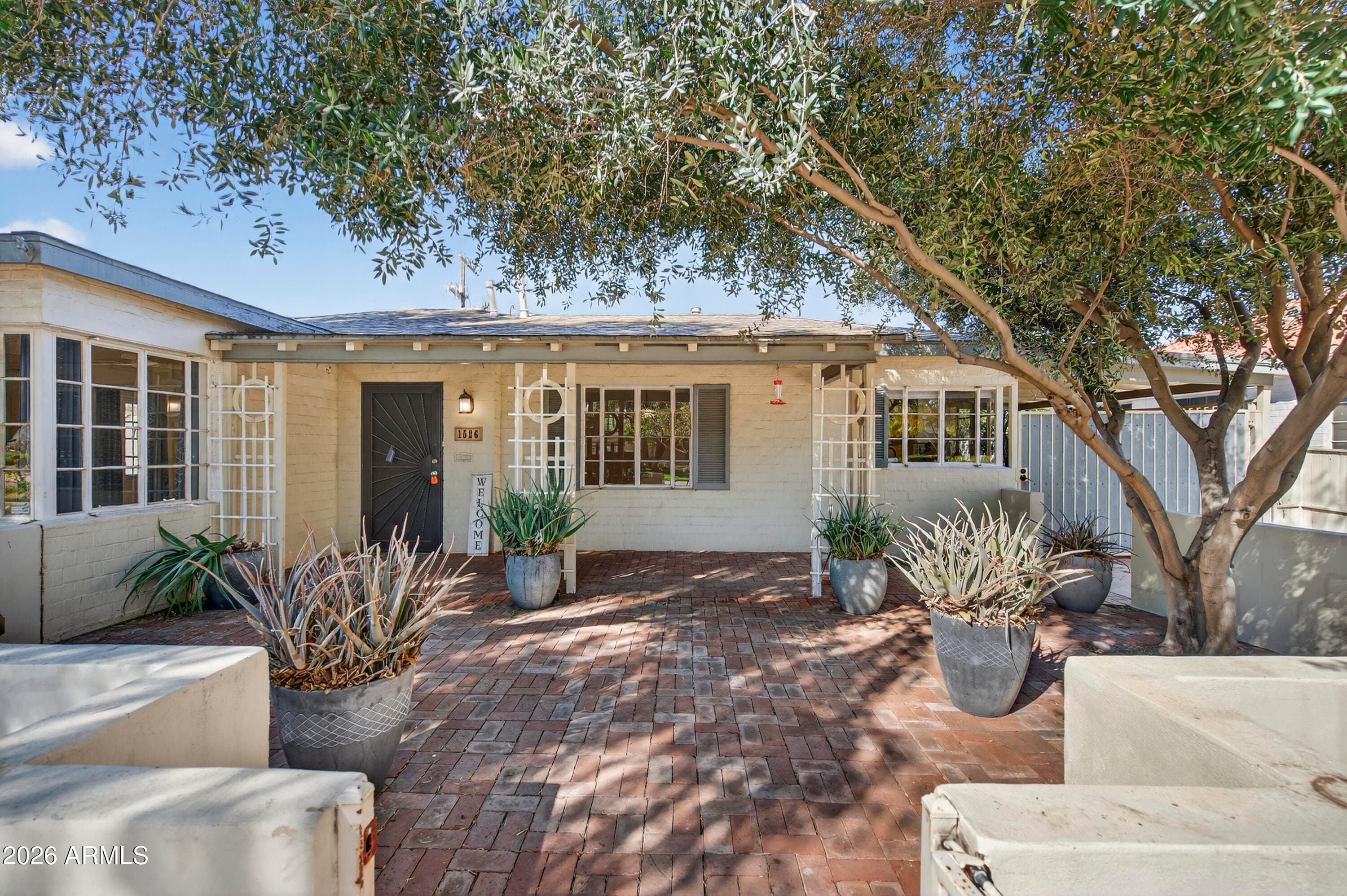 1526 W Wilshire Dr — photo 1