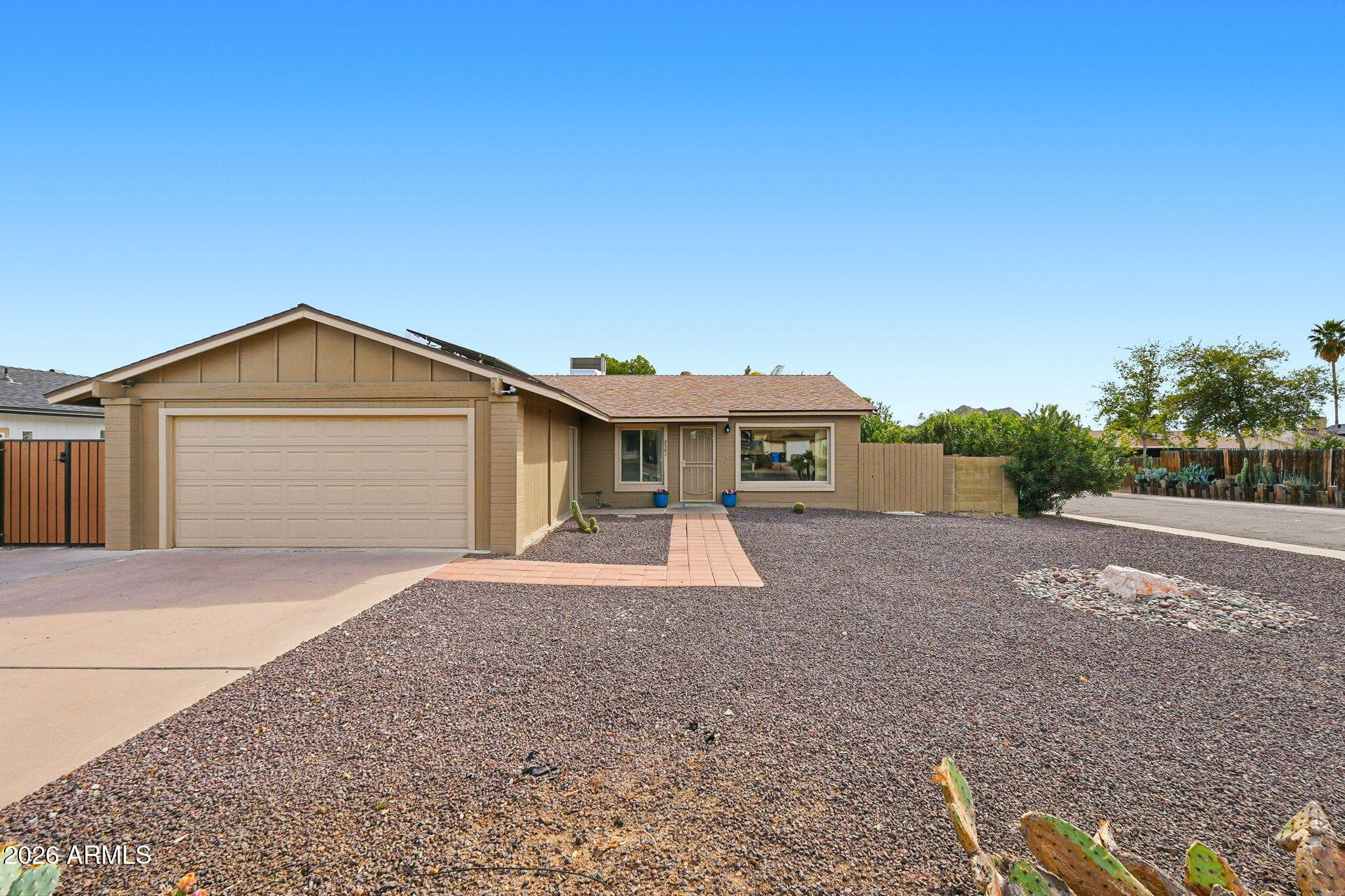 2501 E Dahlia Dr — photo 2