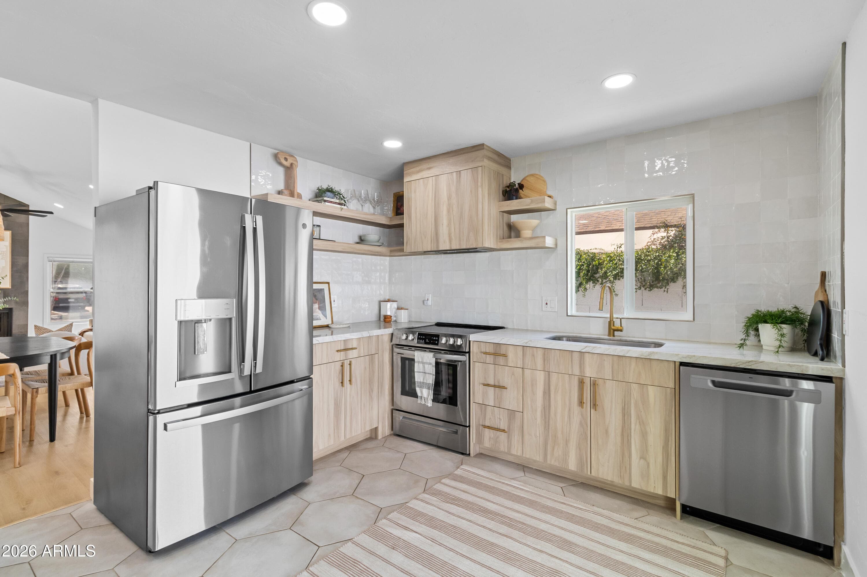 5508 E Cambridge Ave — photo 2