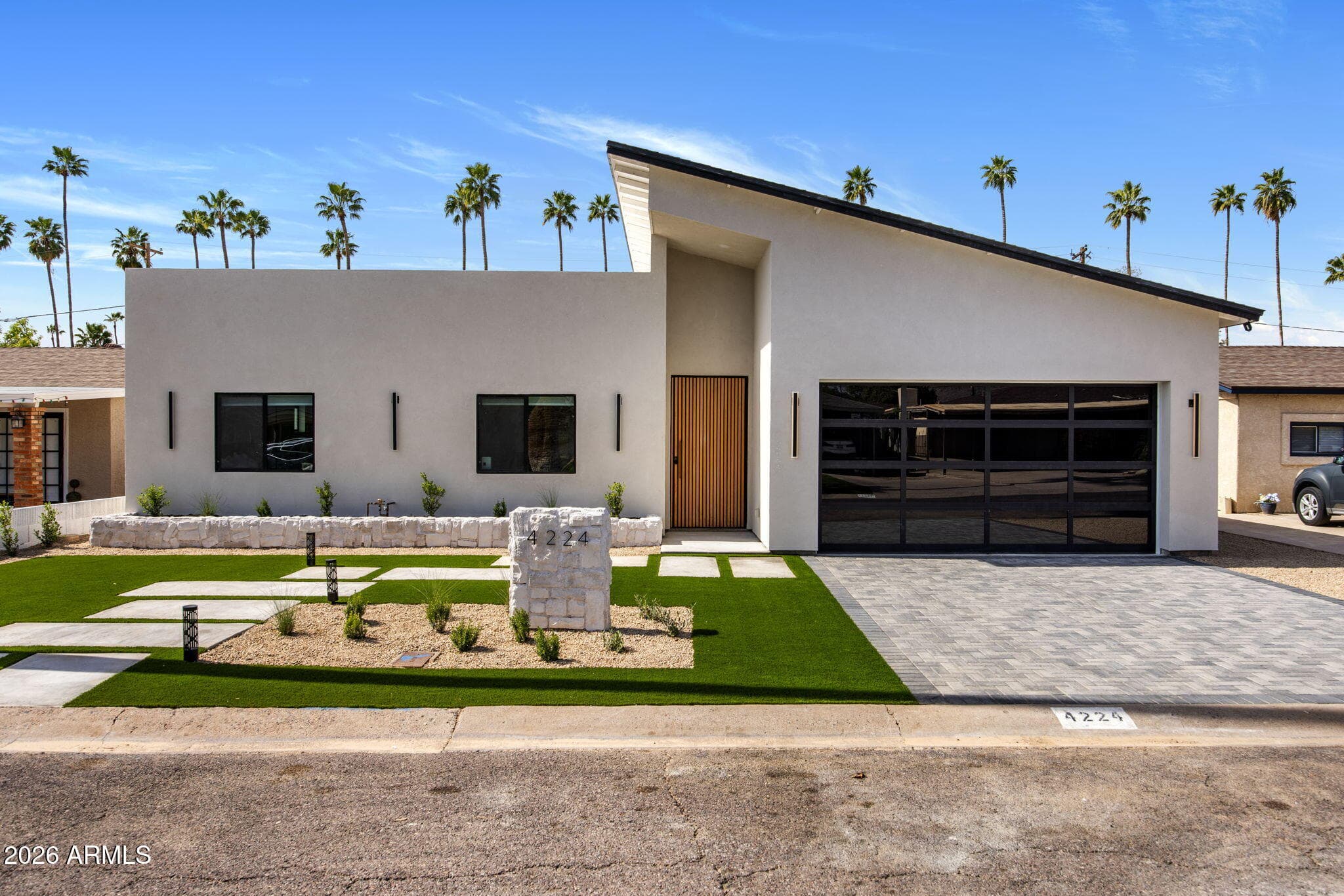 4224 N 35th Pl — photo 1