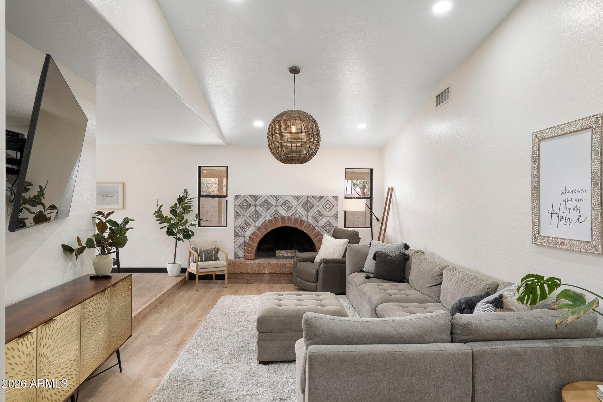 4035 W Loma Ln — photo 2