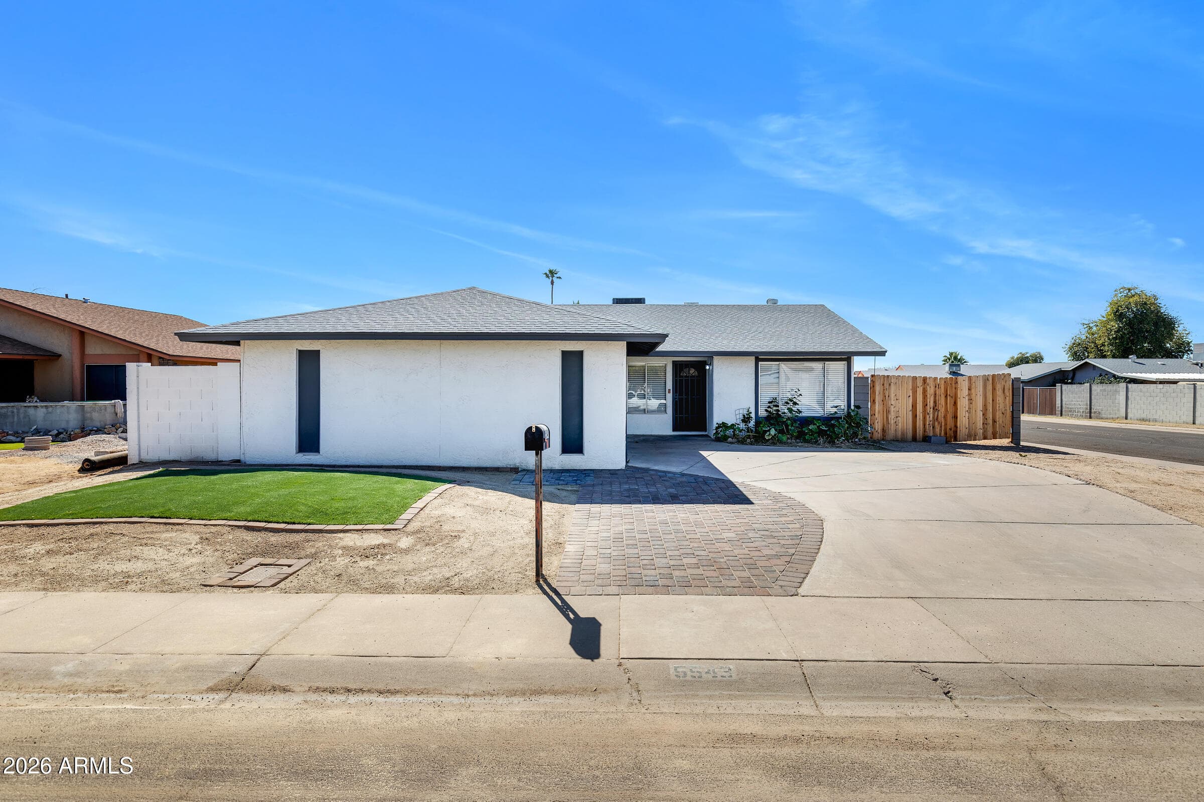 5543 W Golden Ln — photo 2