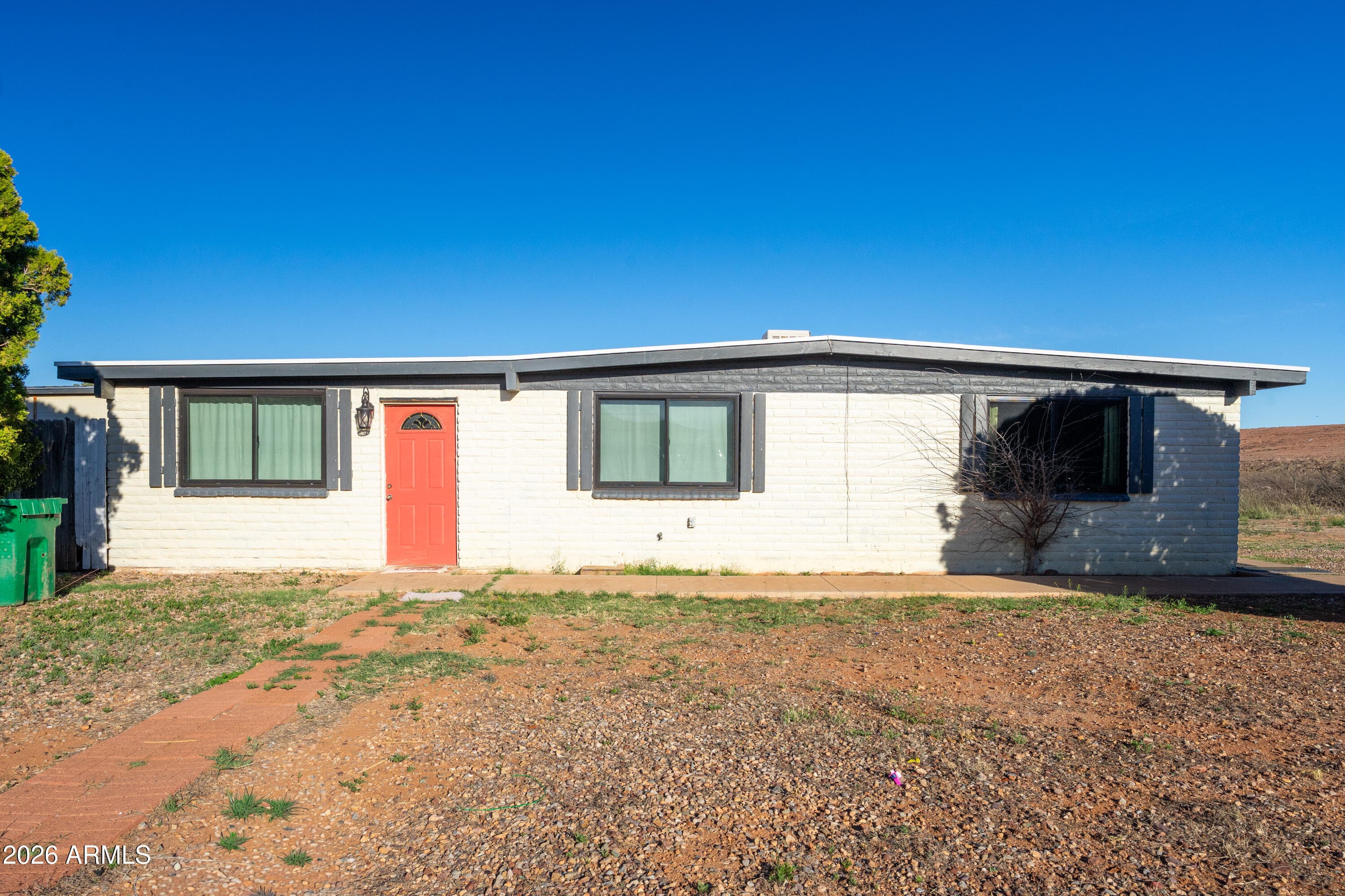 702 N Skyline Dr — photo 1