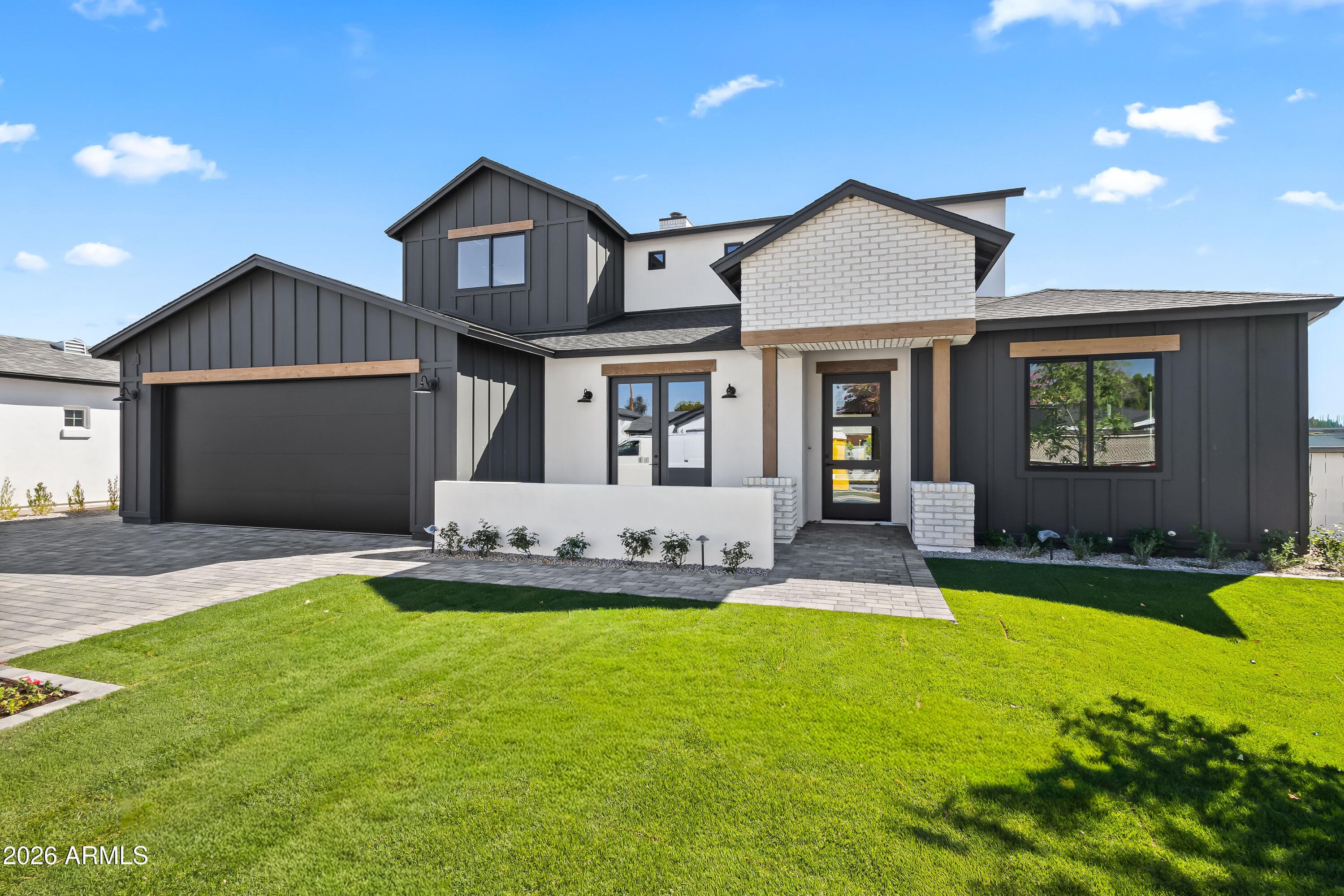 4015 E Glenrosa Ave — photo 1