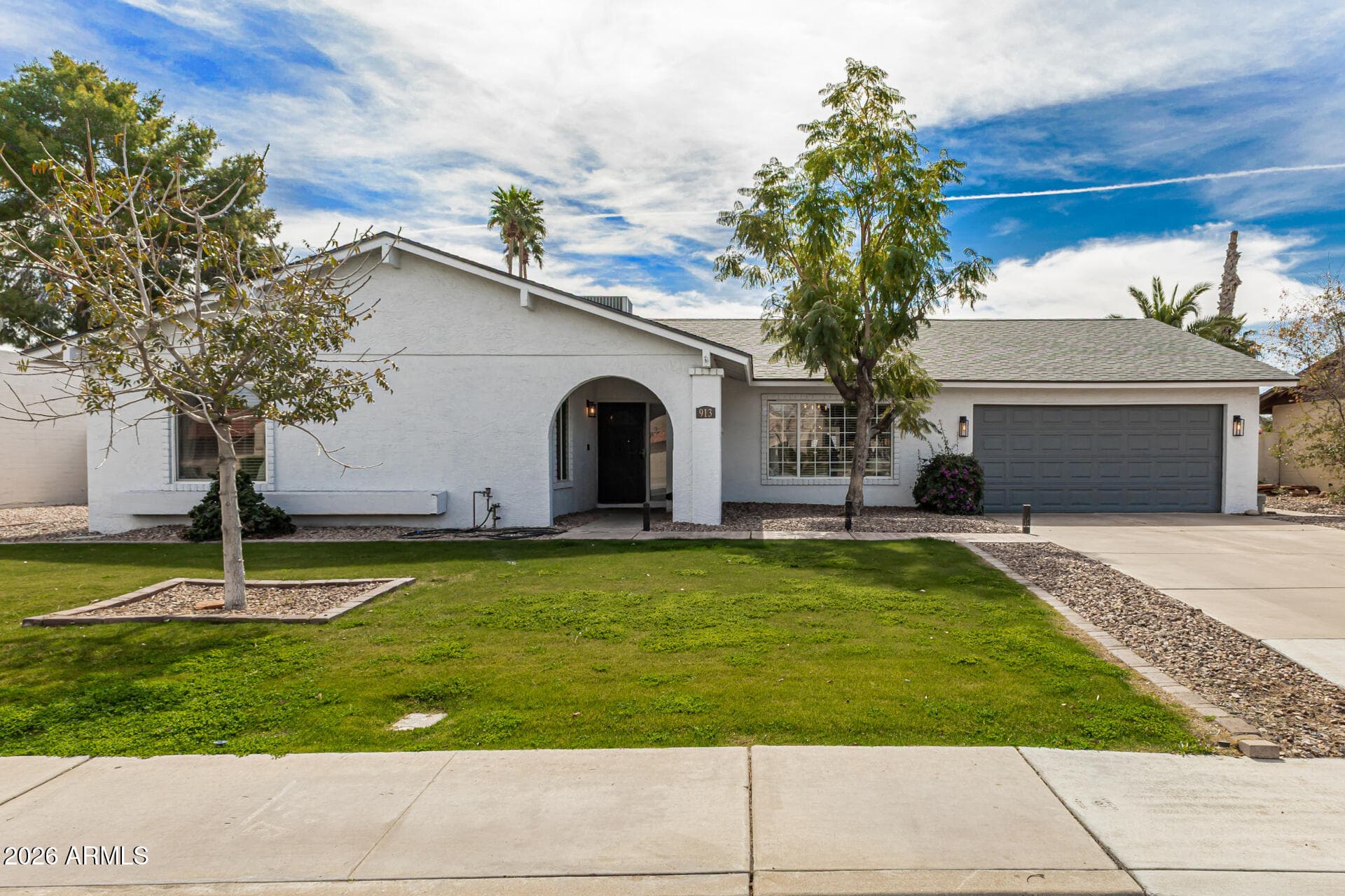 913 W Summit Pl — photo 1