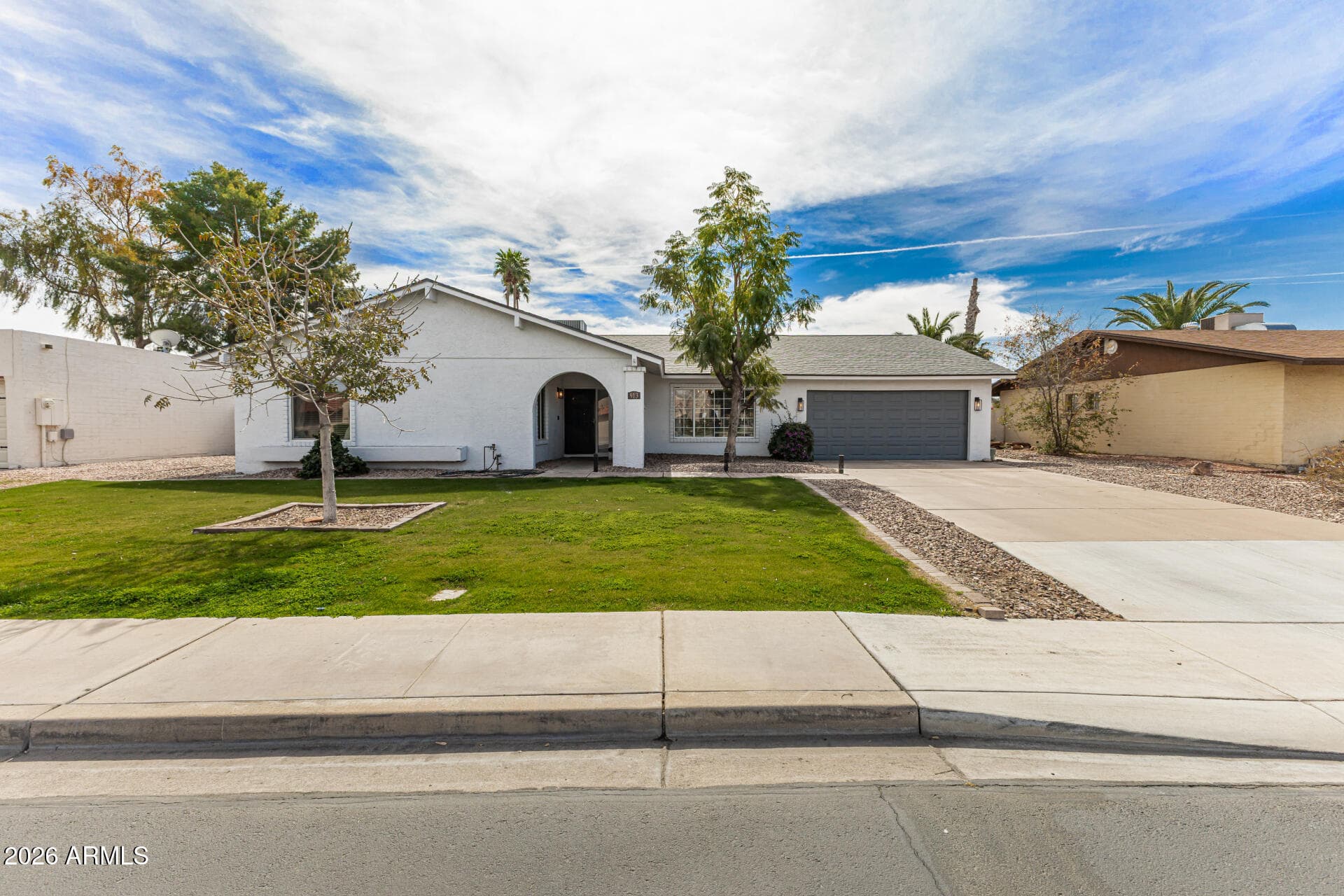 913 W Summit Pl — photo 2