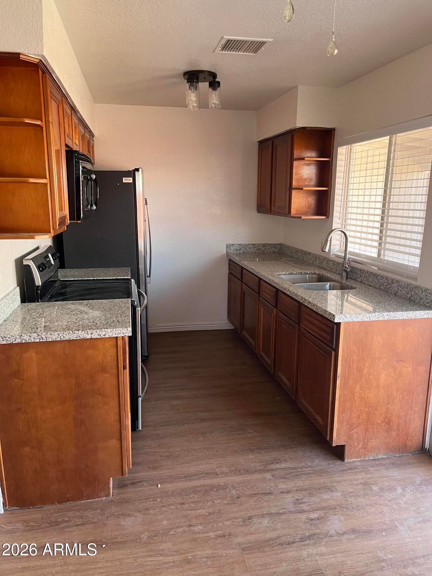 5656 W Alice Ave — photo 2
