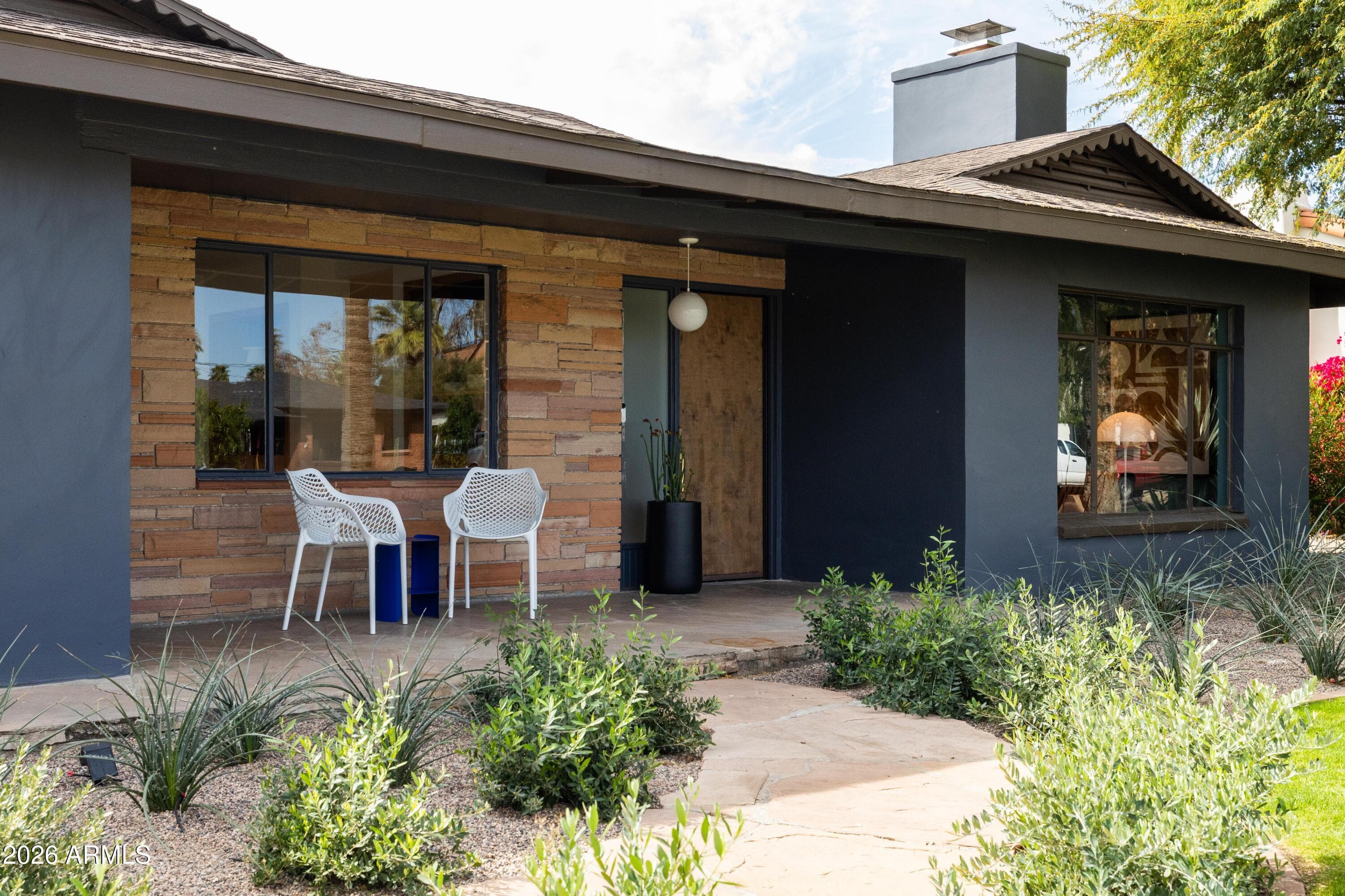 517 W Holly St — photo 2