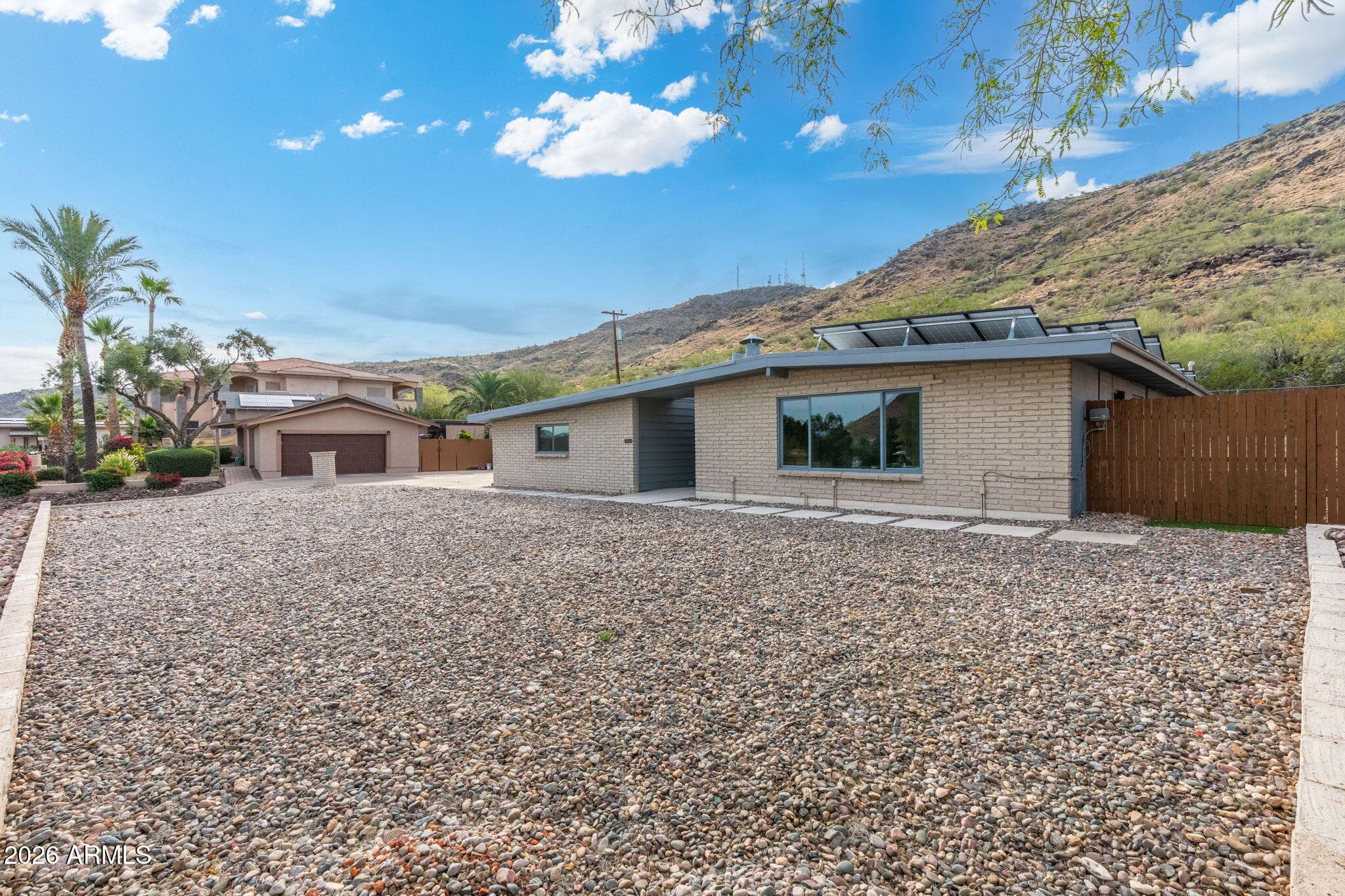 1527 W Windrose Dr — photo 2