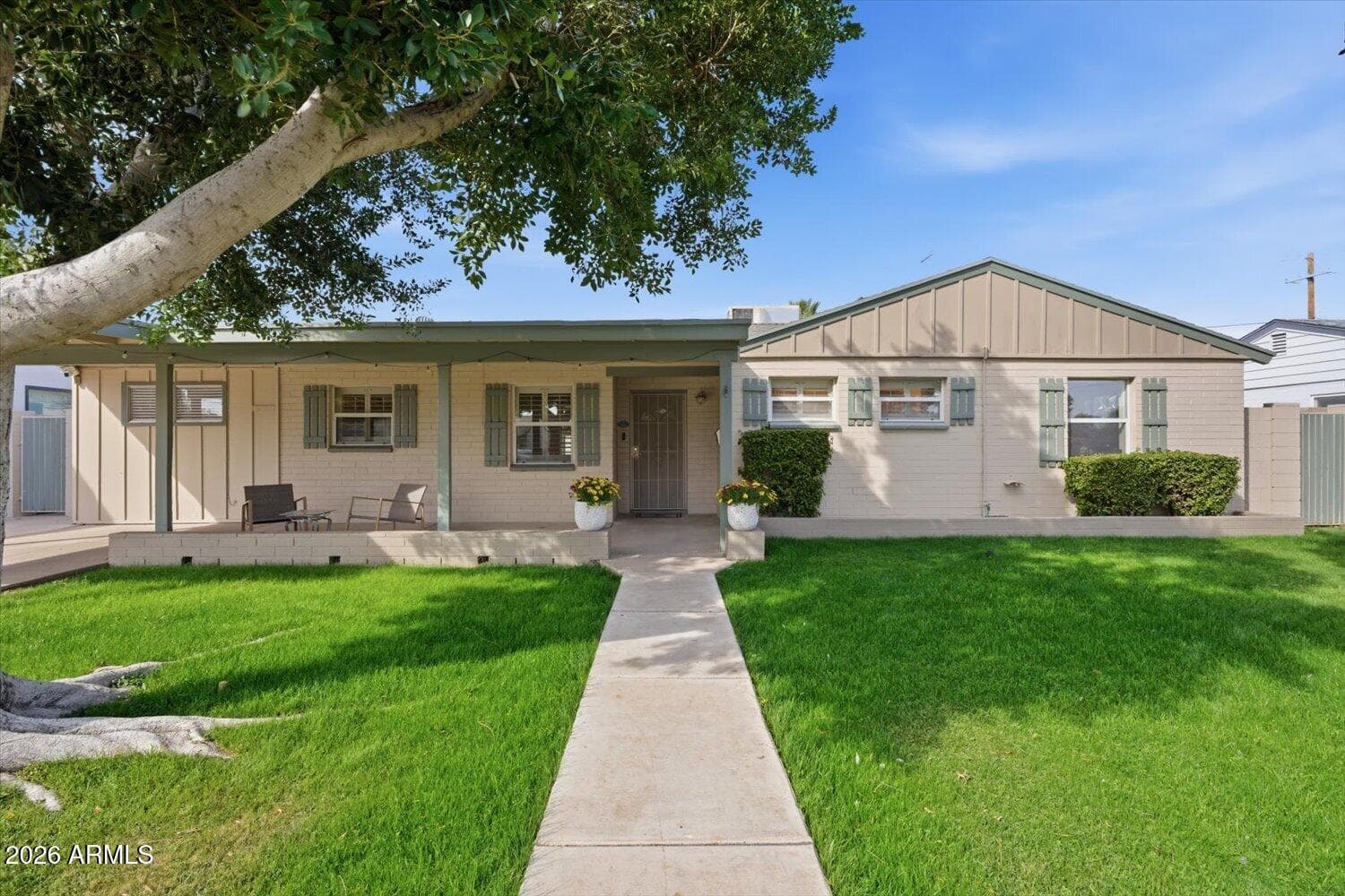 934 E Berridge Ln — photo 1