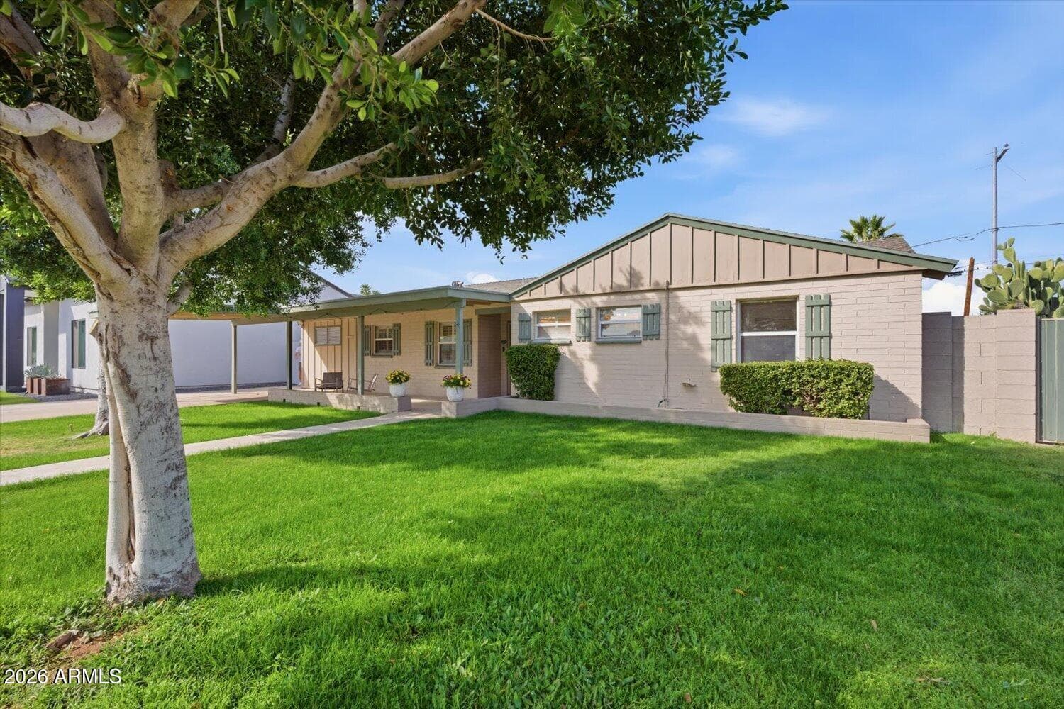 934 E Berridge Ln — photo 2