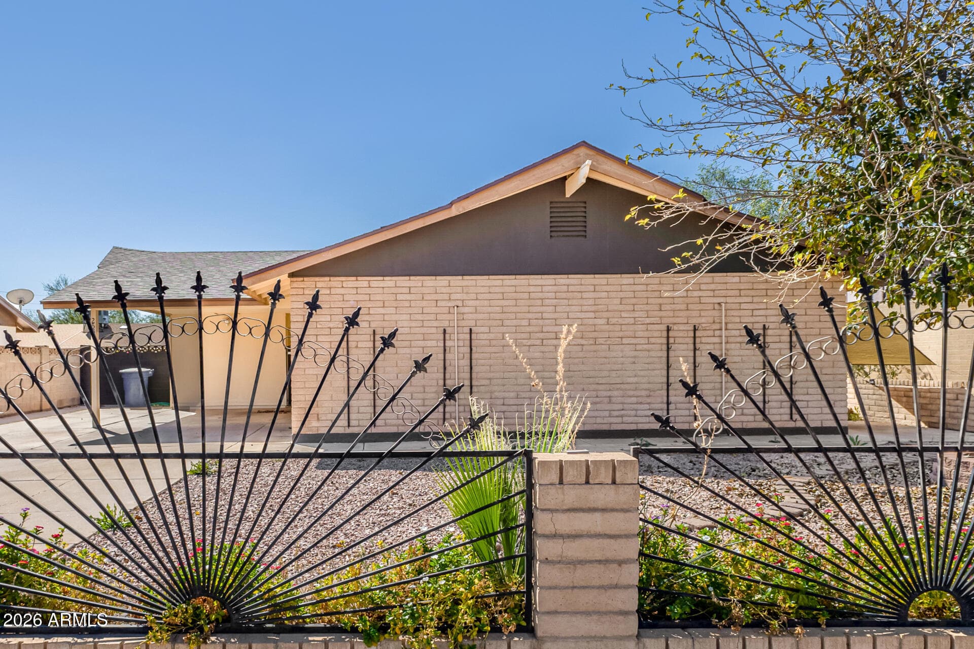 2537 E La Jolla Dr — photo 2