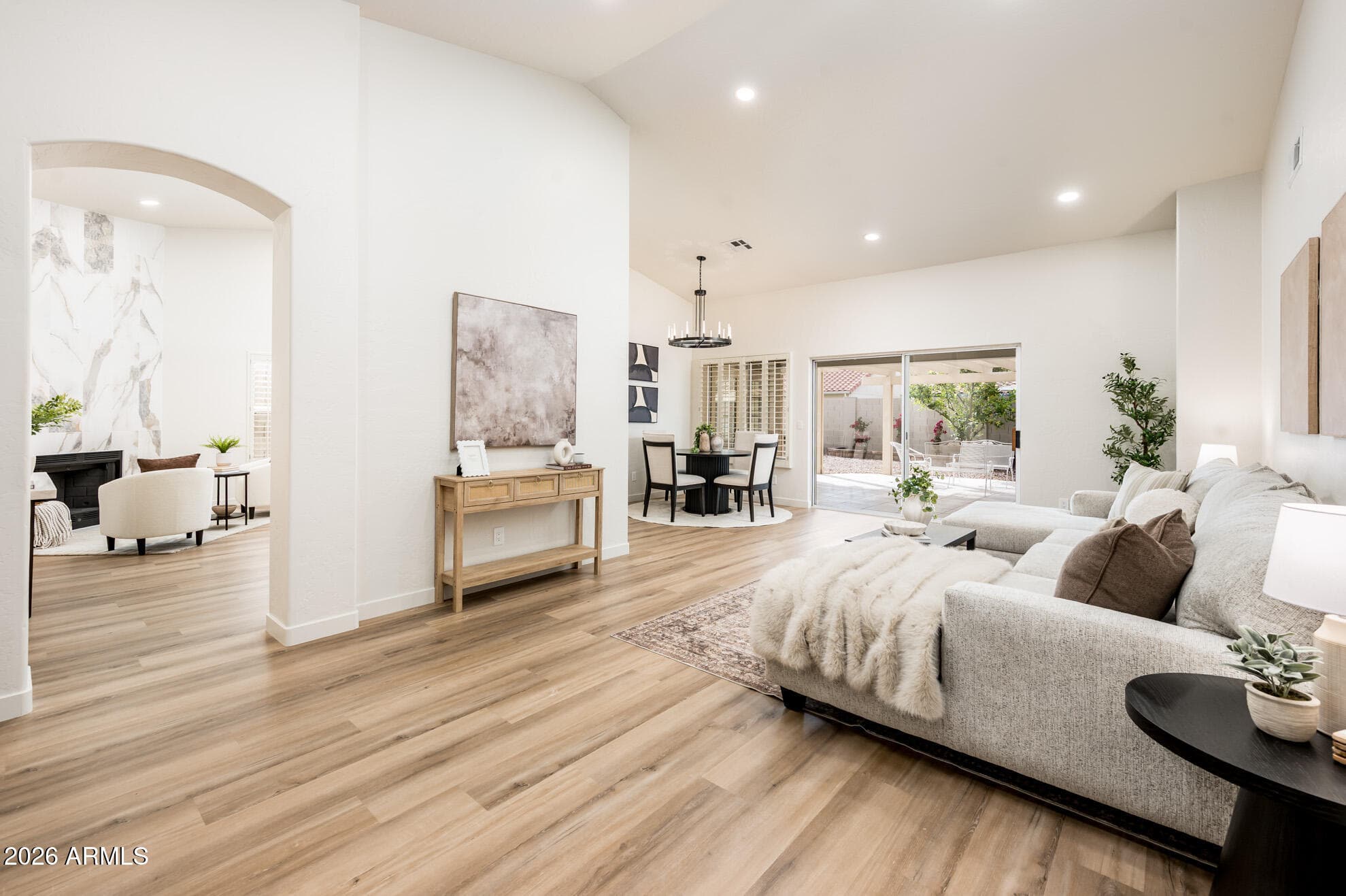 1033 E Hearne Way — photo 2