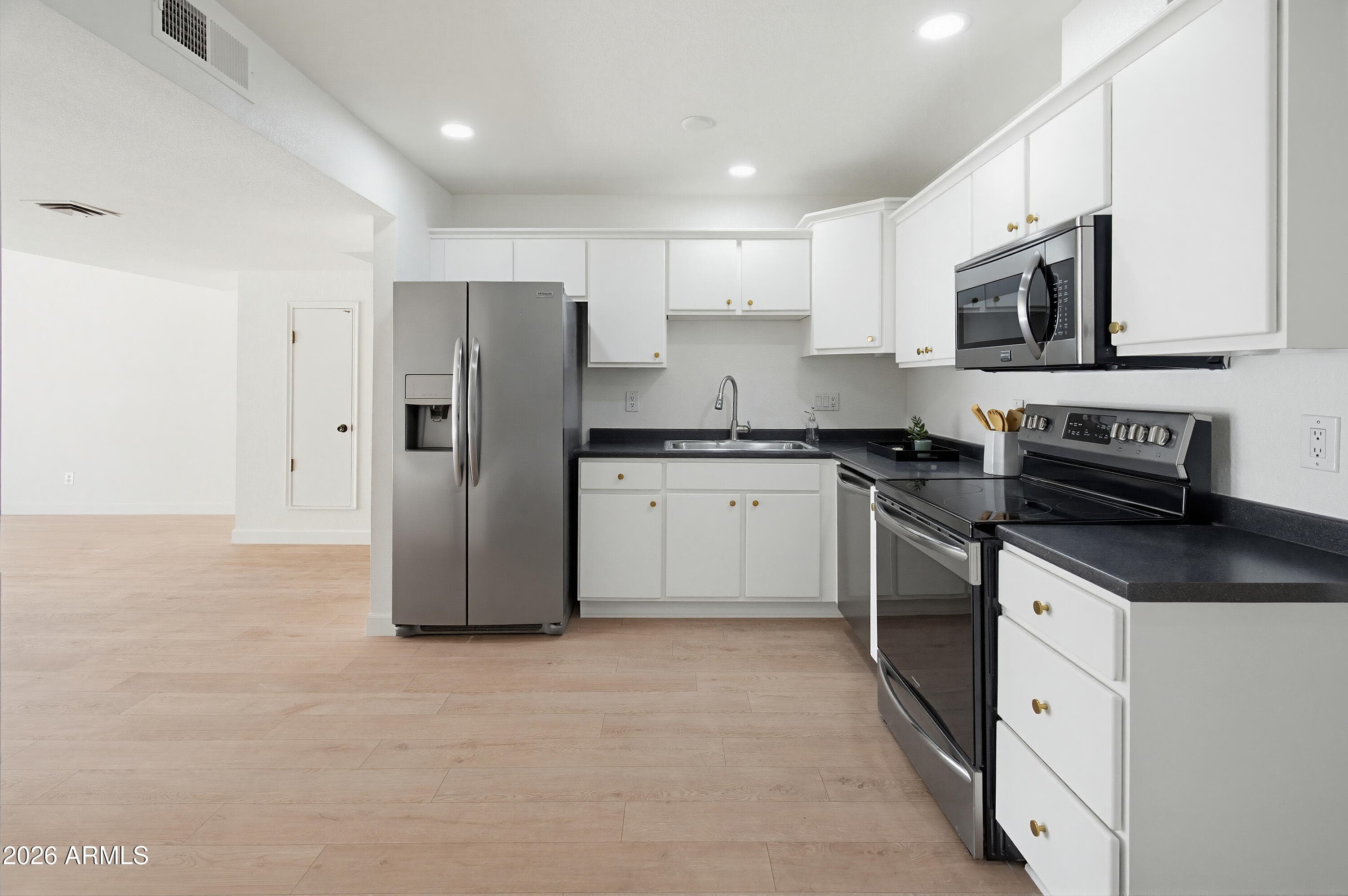 4919 E EDGEMONT AVE - Photo 5