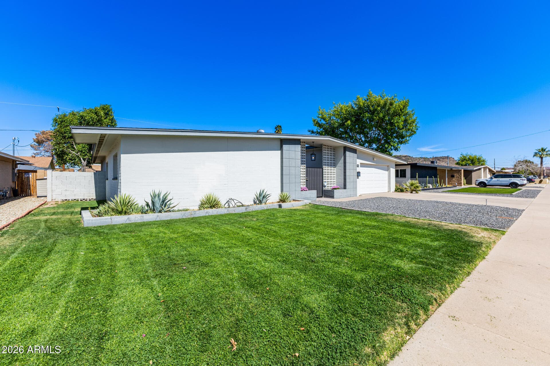 1930 W Joan De Arc Ave — photo 2