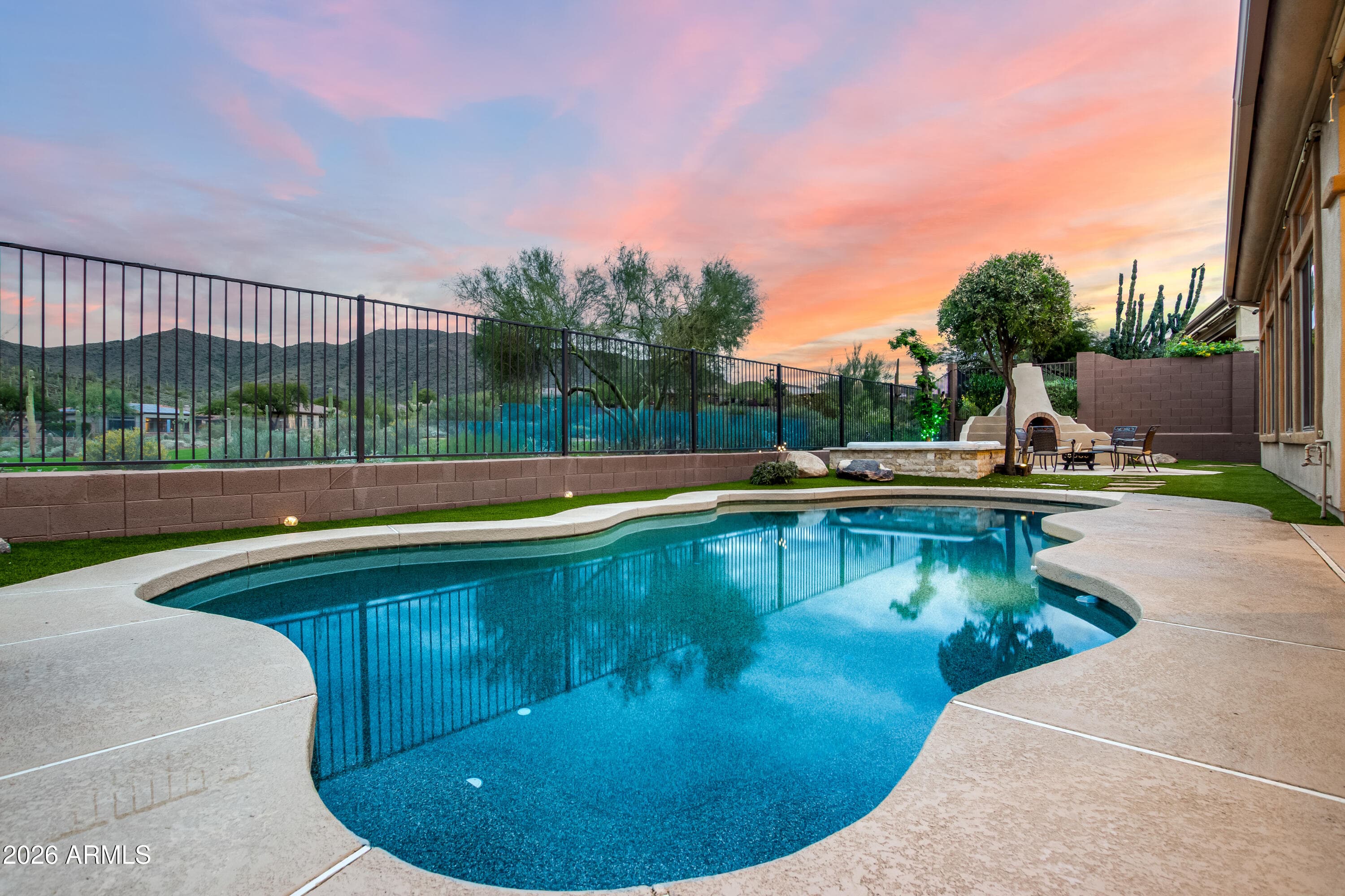 2302 W Hazelhurst Dr — photo 1