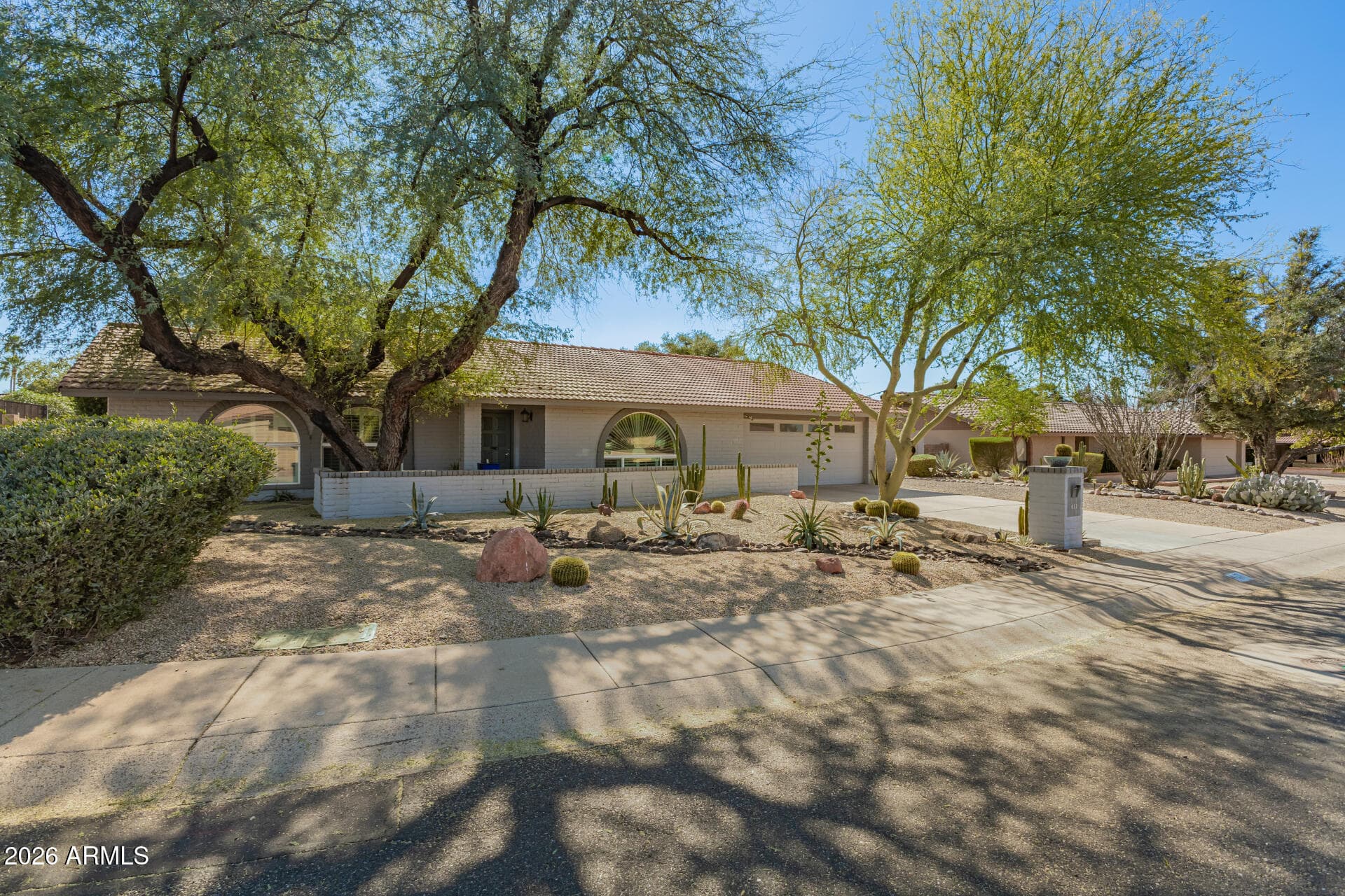 417 E Beck Ln — photo 2