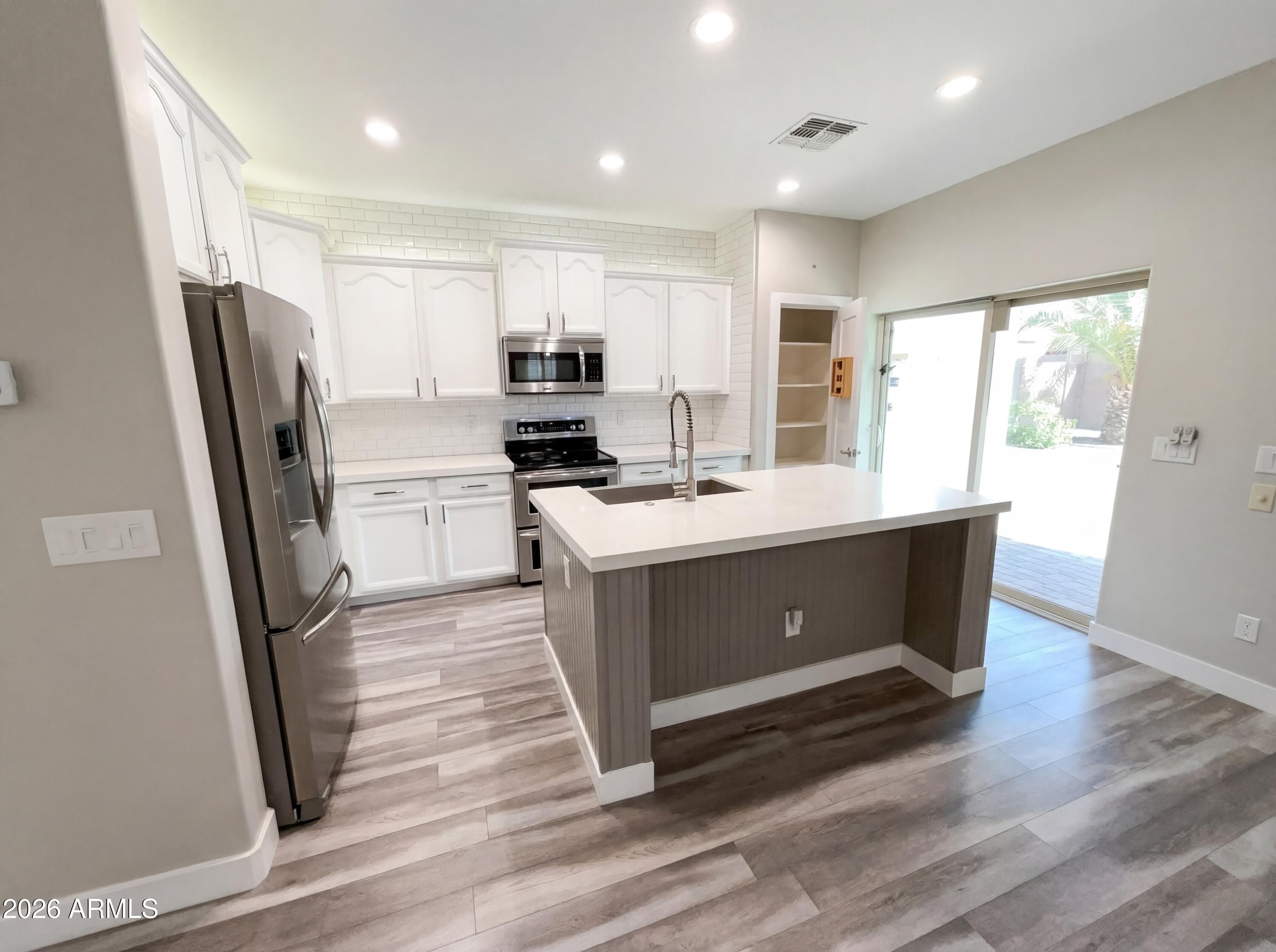 1099 E Sourwood Dr — photo 2