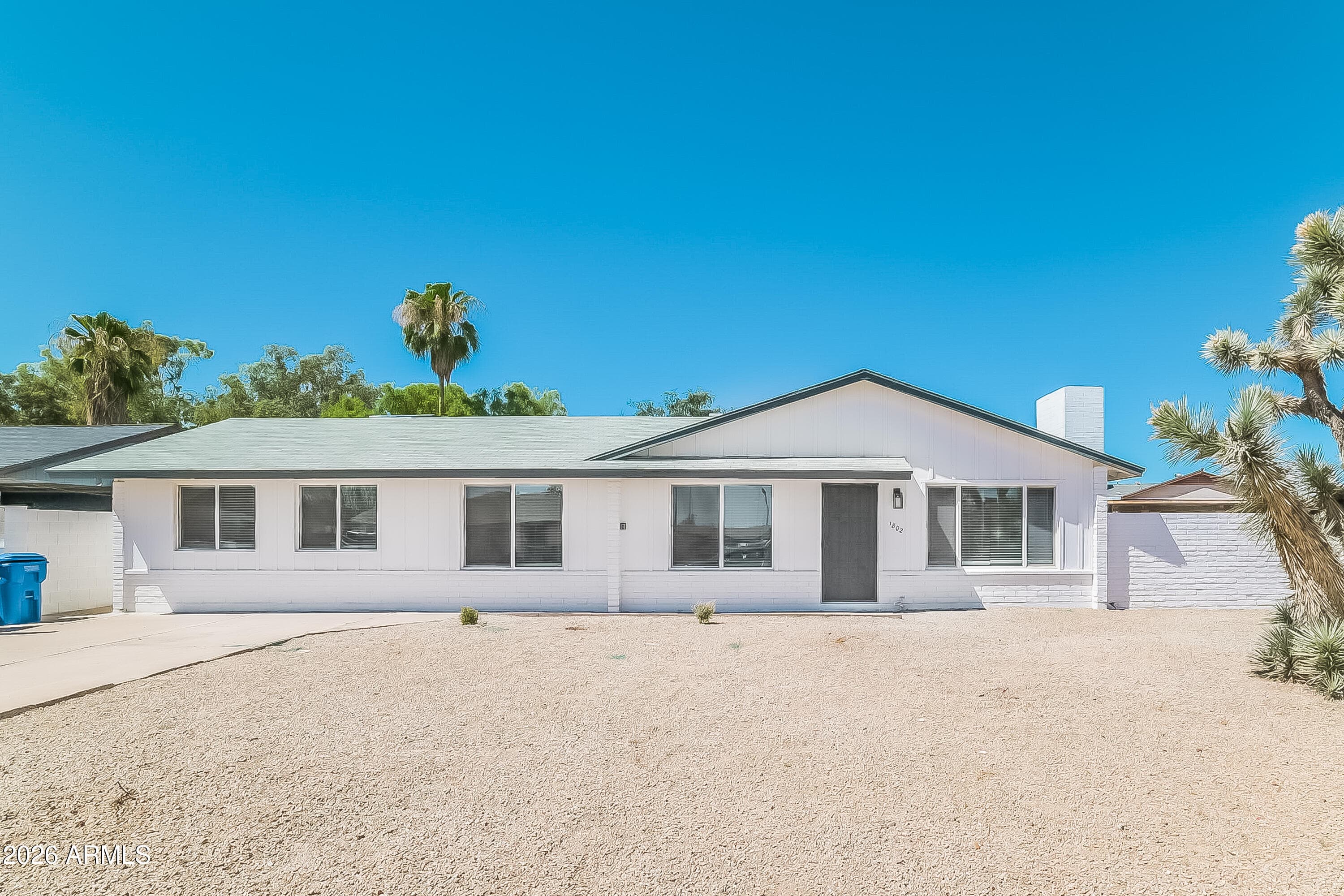 1802 W Wahalla Ln — photo 1