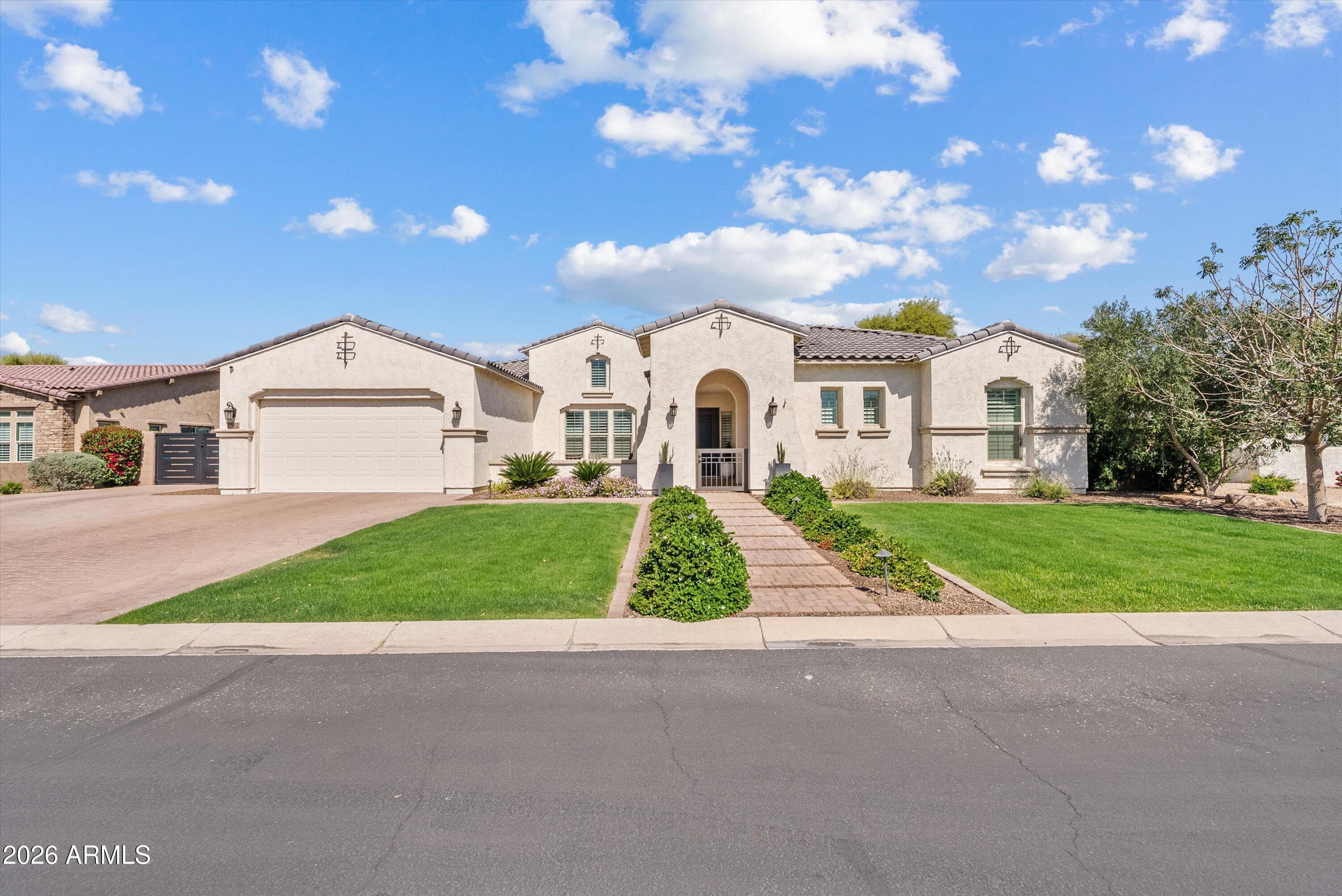 2562 E Clark Dr — photo 1