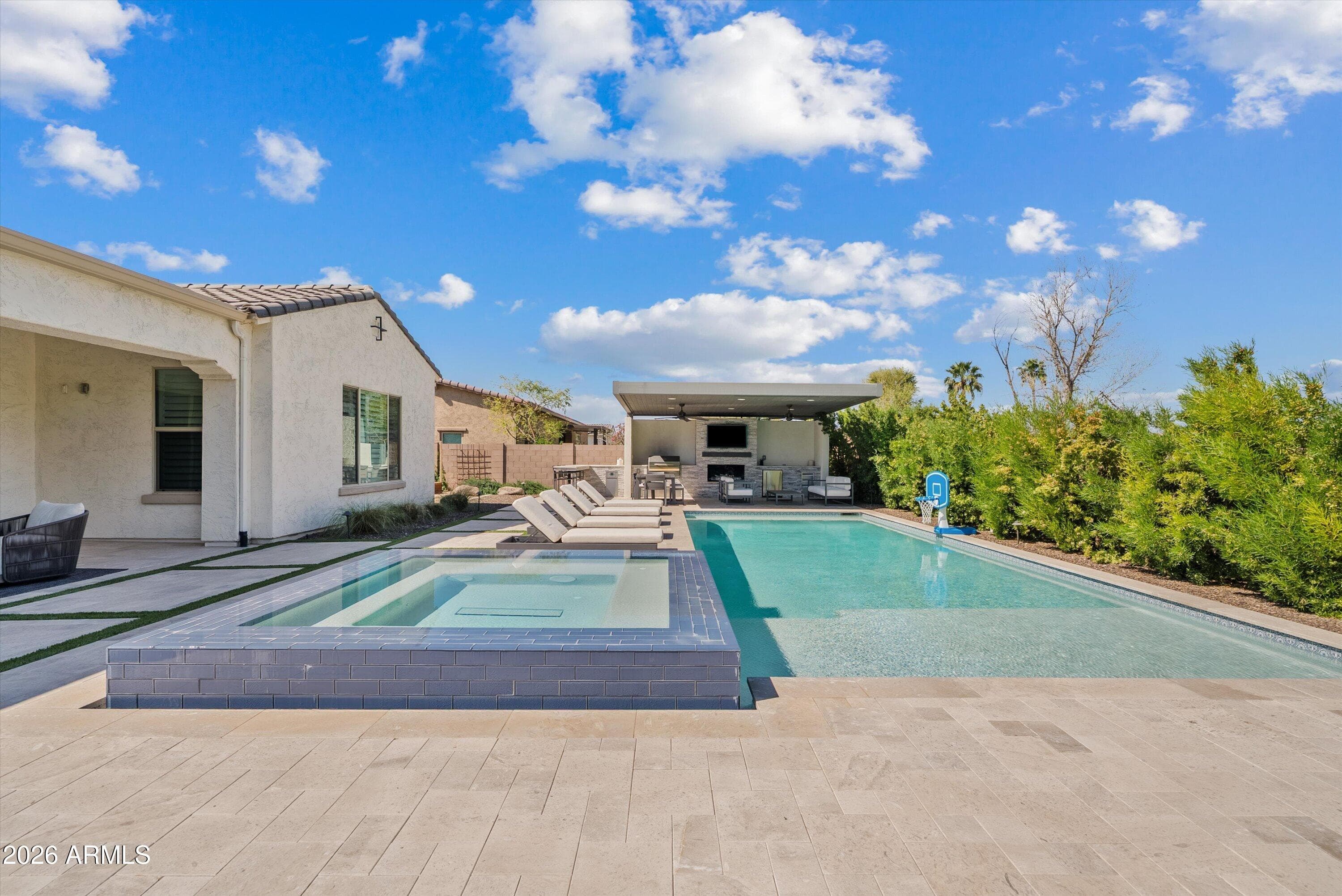 2562 E Clark Dr — photo 2
