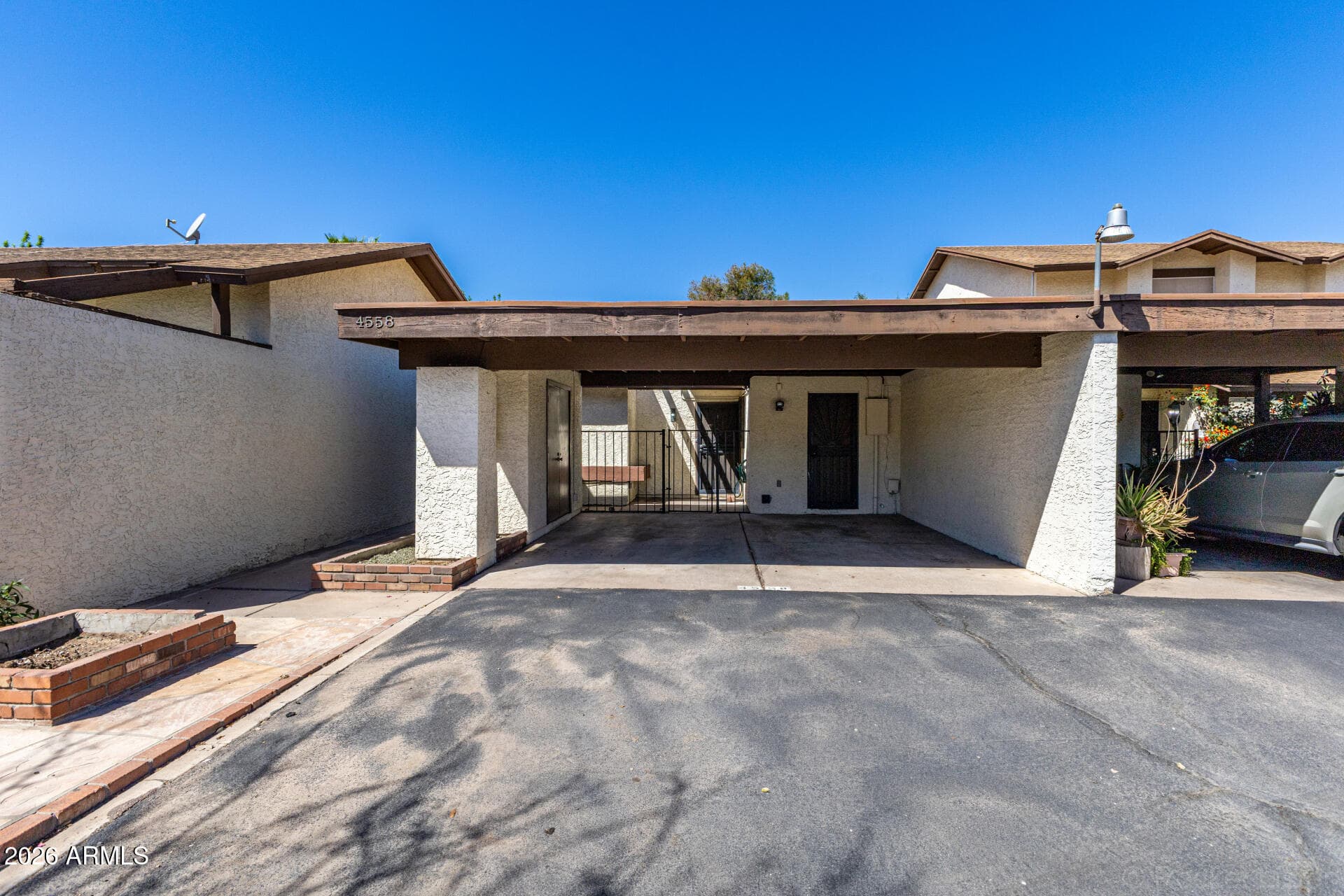 4558 W Maryland Ave — photo 1