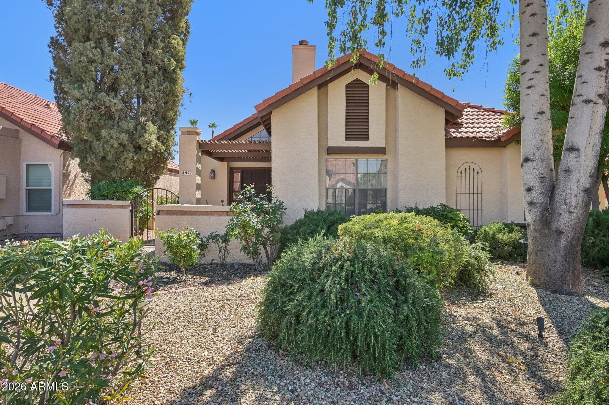 1927 E Velvet Dr — photo 1