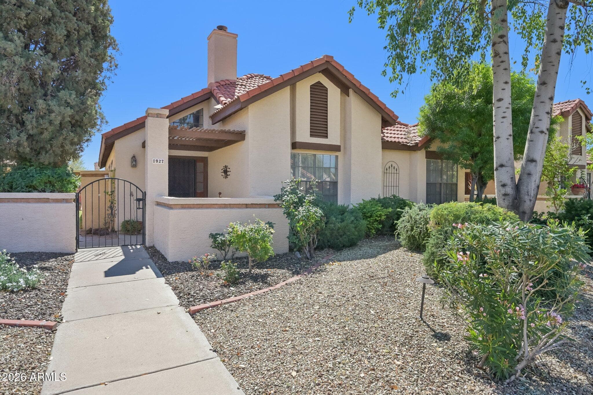 1927 E Velvet Dr — photo 2