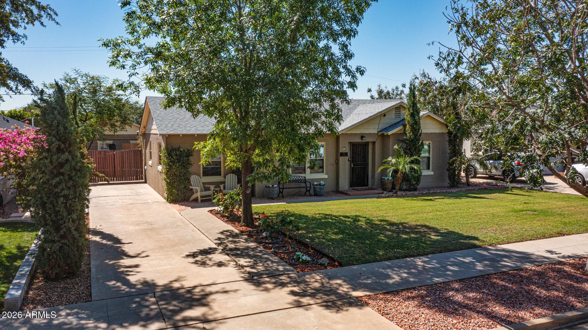 521 W Wilshire Dr — photo 1