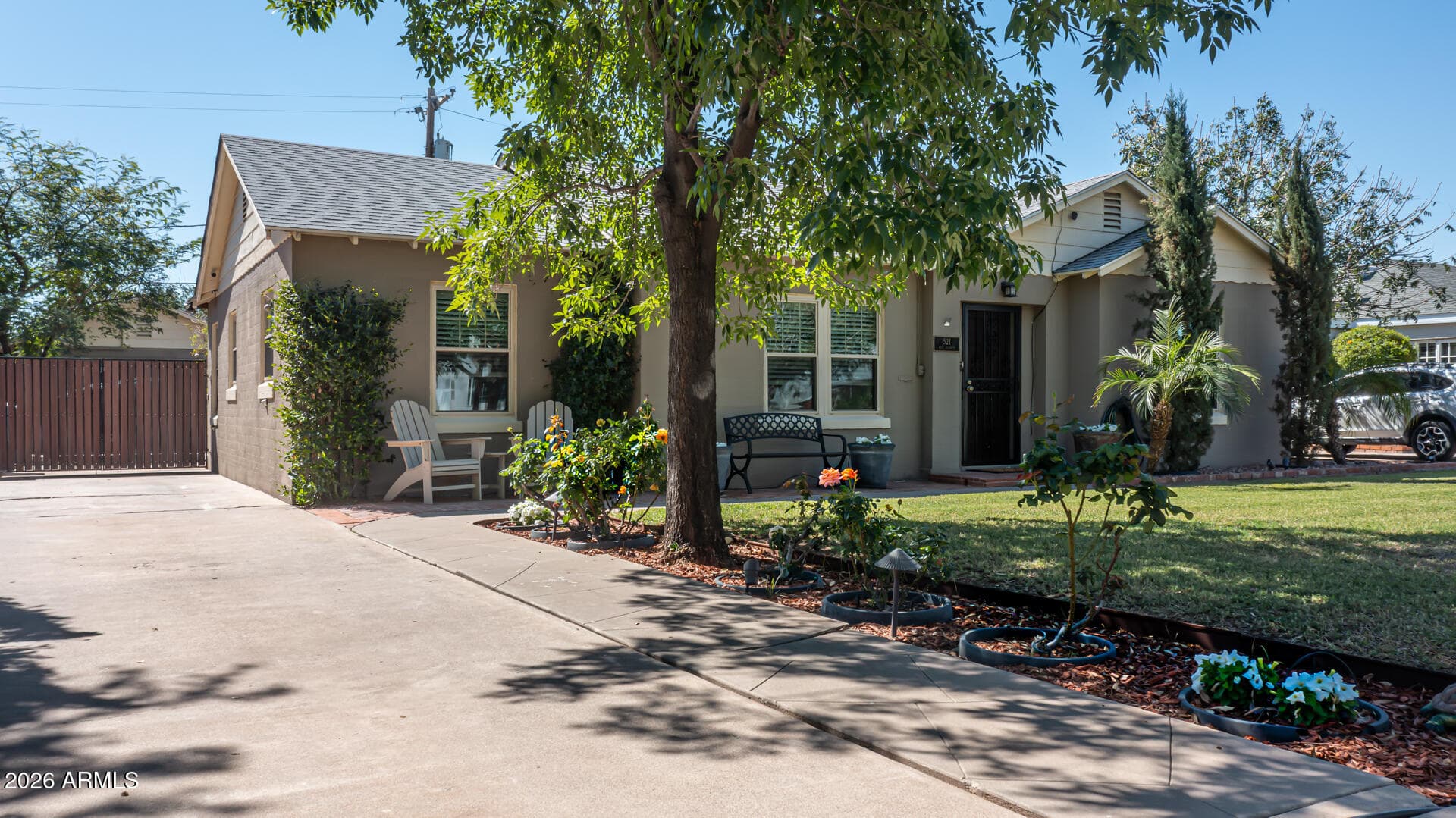 521 W Wilshire Dr — photo 2