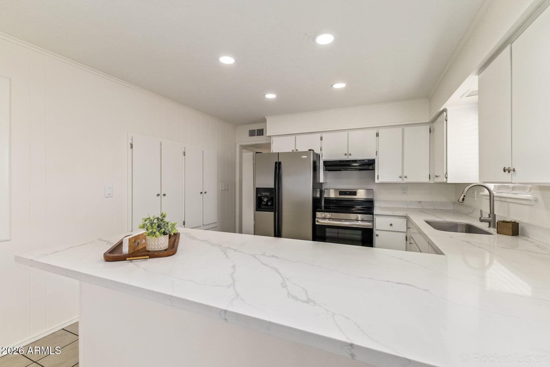 2554 E Fox St — photo 2