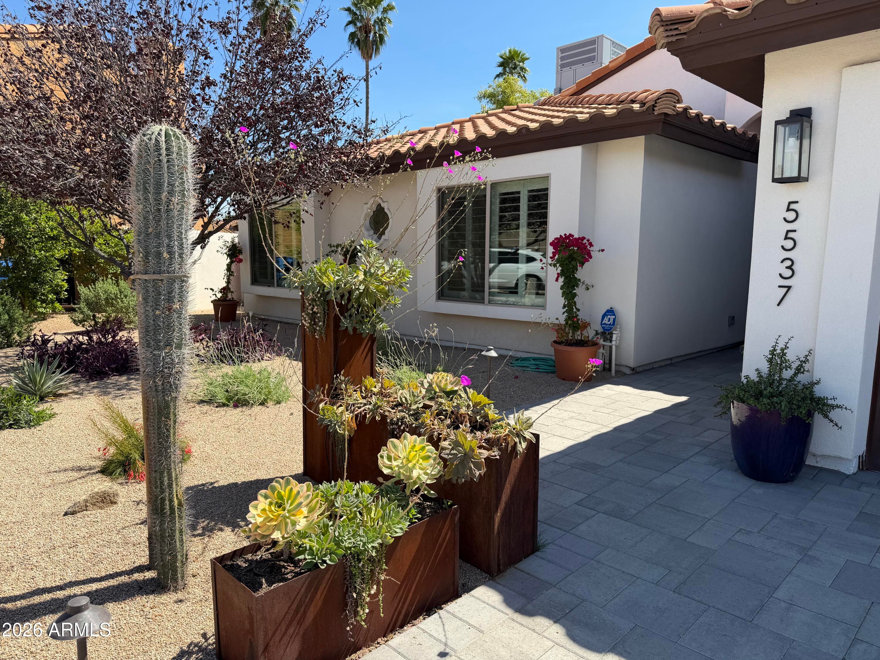 5537 E Grandview Rd — photo 1