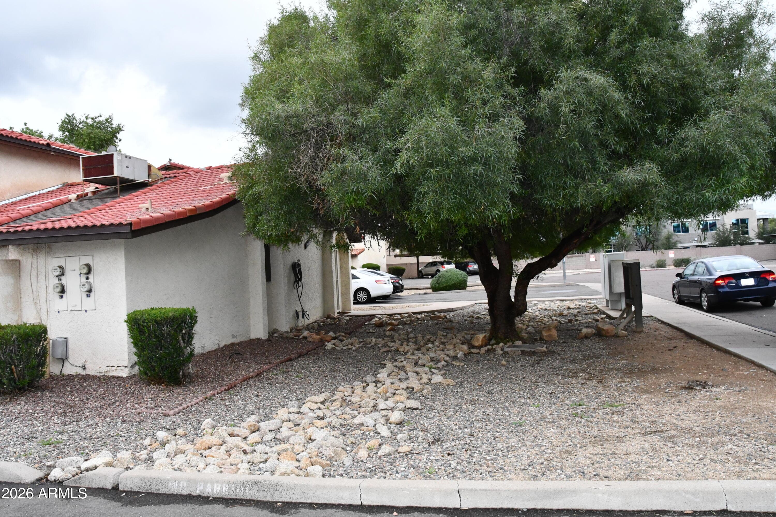 2437 E Tracy Ln 1 — photo 2
