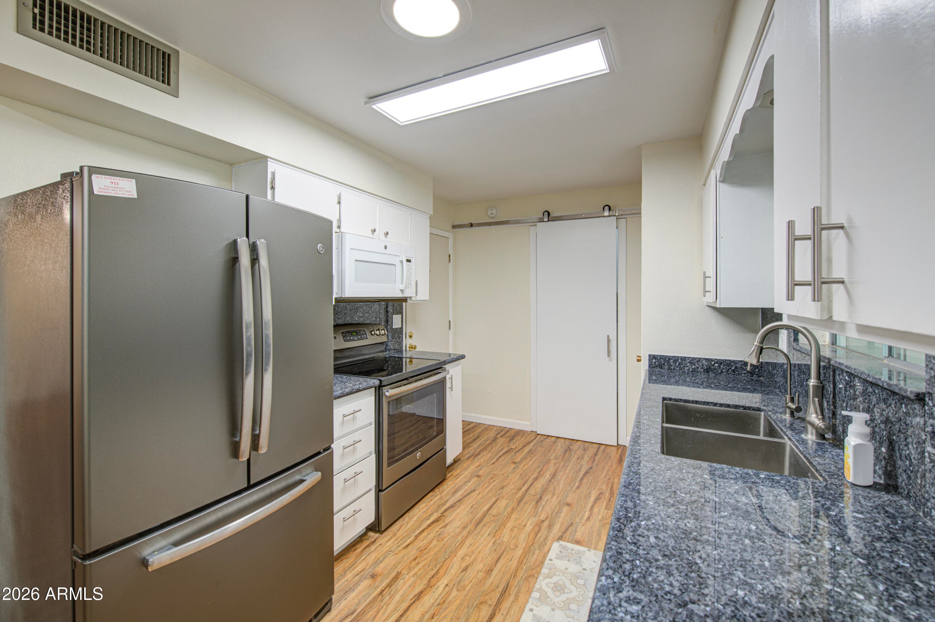 9909 W Newport Dr — photo 2