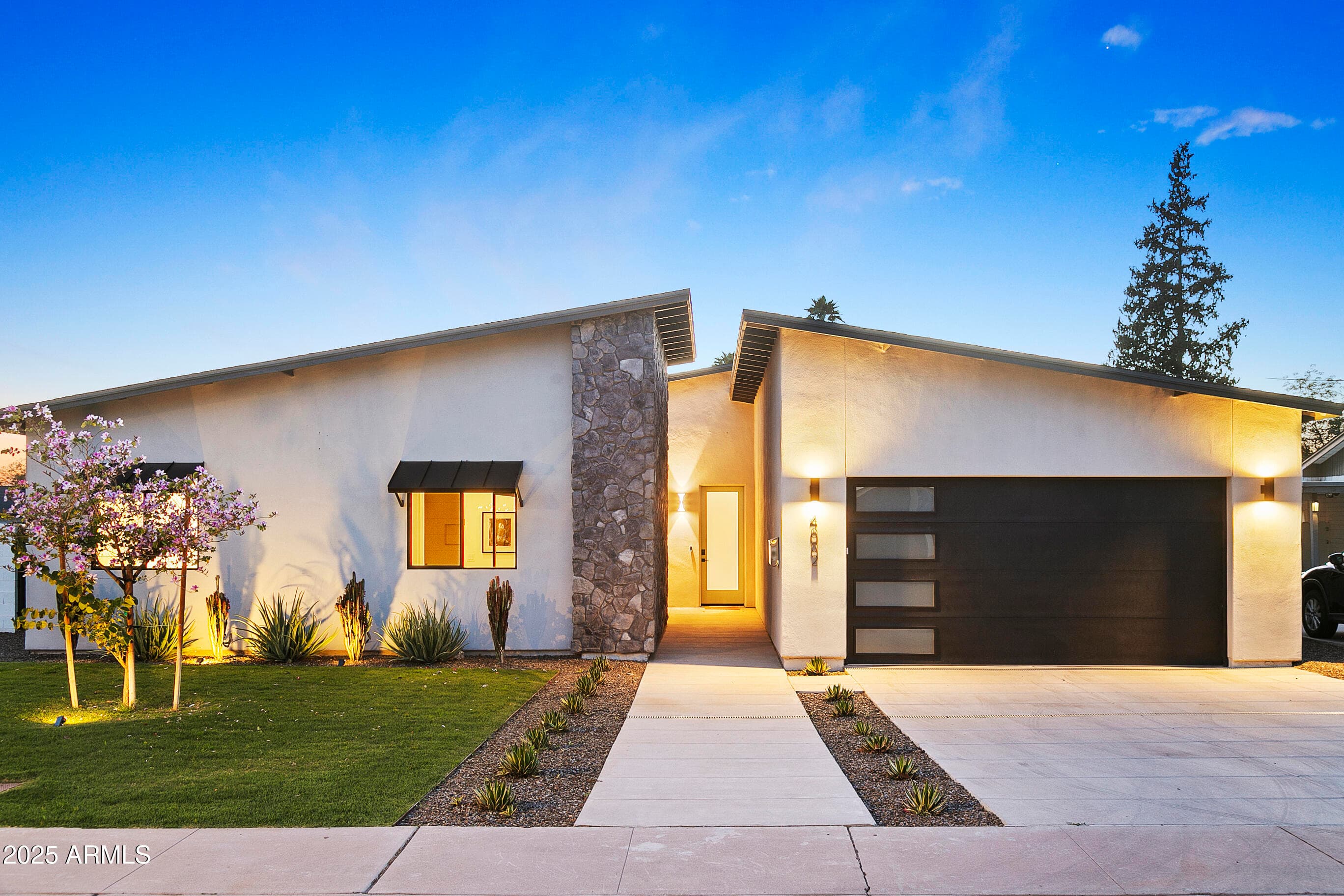 4002 N 33rd Pl — photo 2