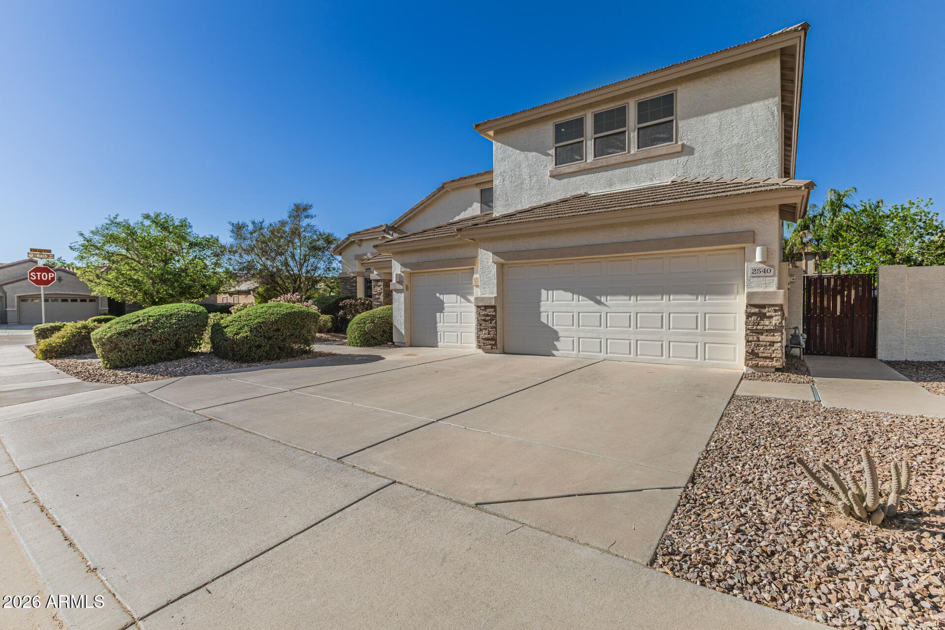 2540 E Hazeltine Way — photo 2