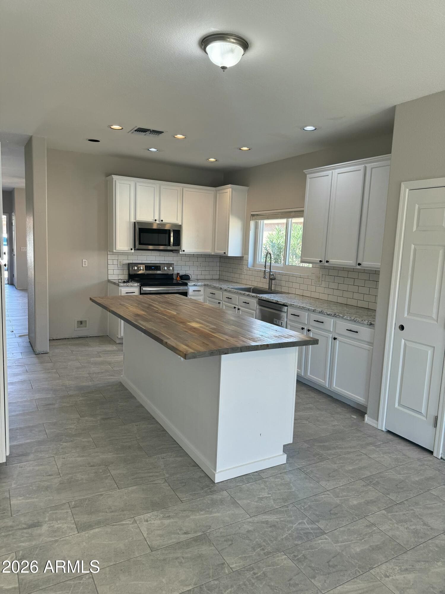 659 W Jahns Ct — photo 1