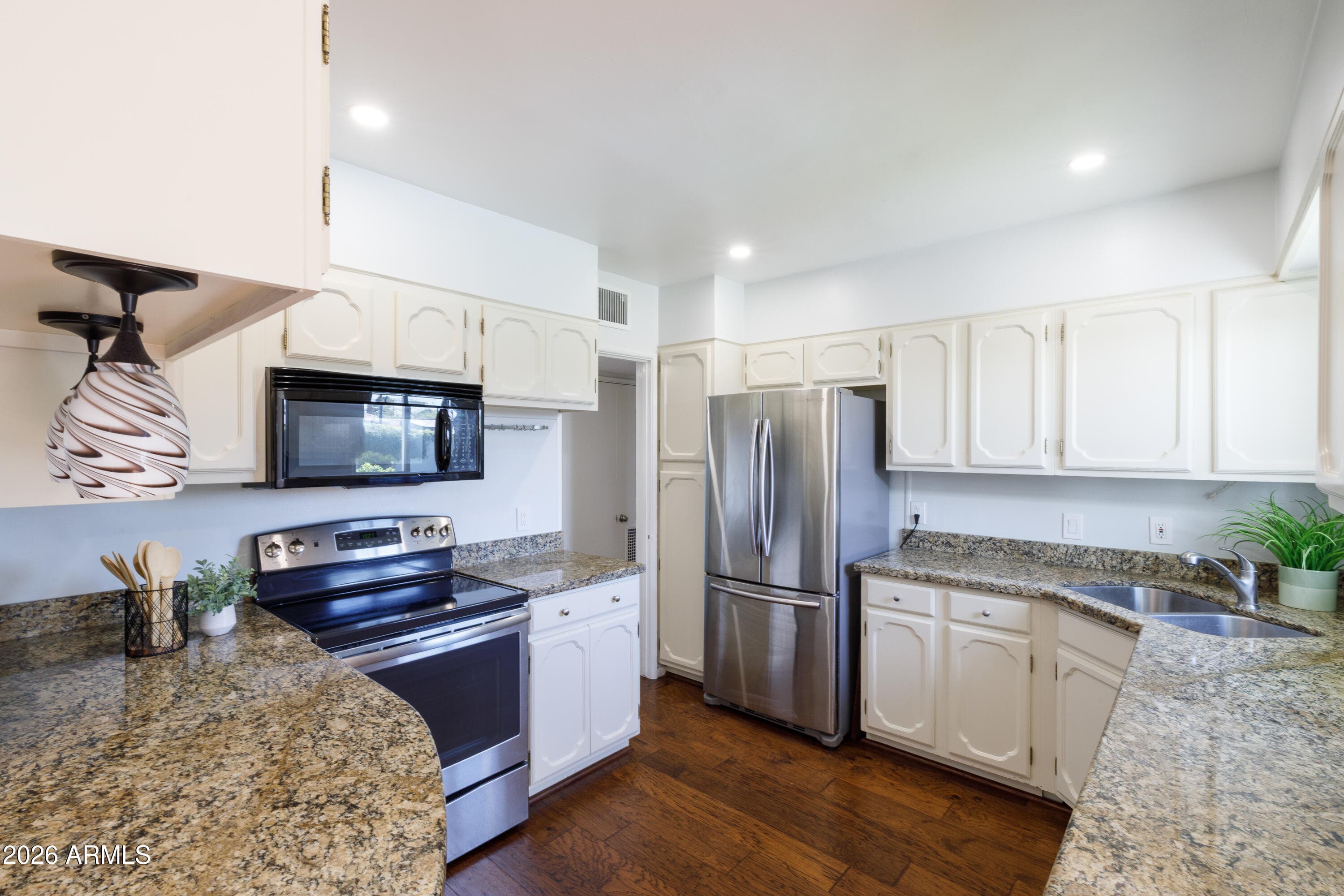 805 W Amelia Ave — photo 2